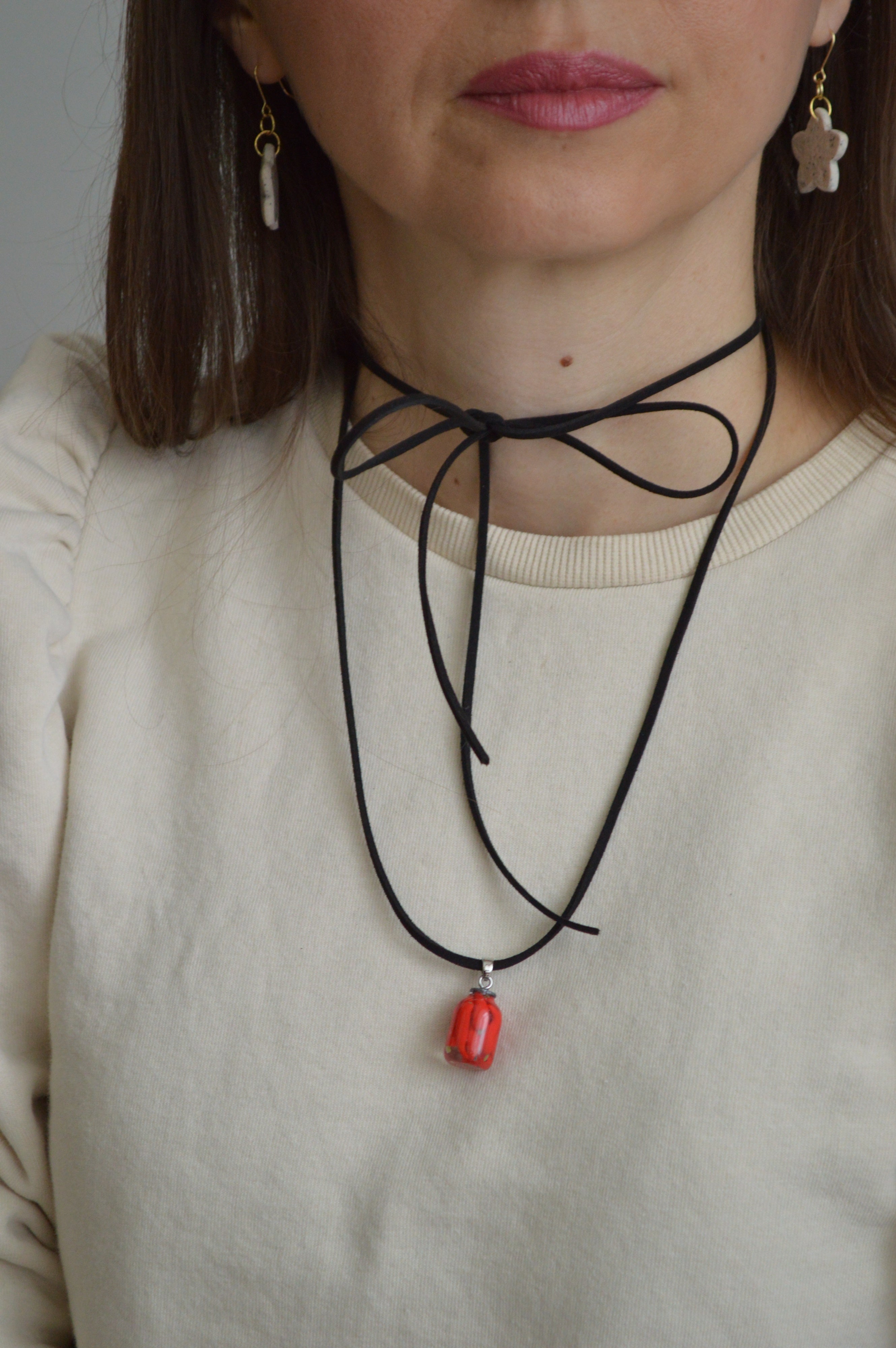 Підвіска баночка консервації ручної роботи з полімерної глини. Кулон на шнурку. Подвеска баноска консервации. Купити реалістичний подарунок любительці овочів, помідорок, огірочків.