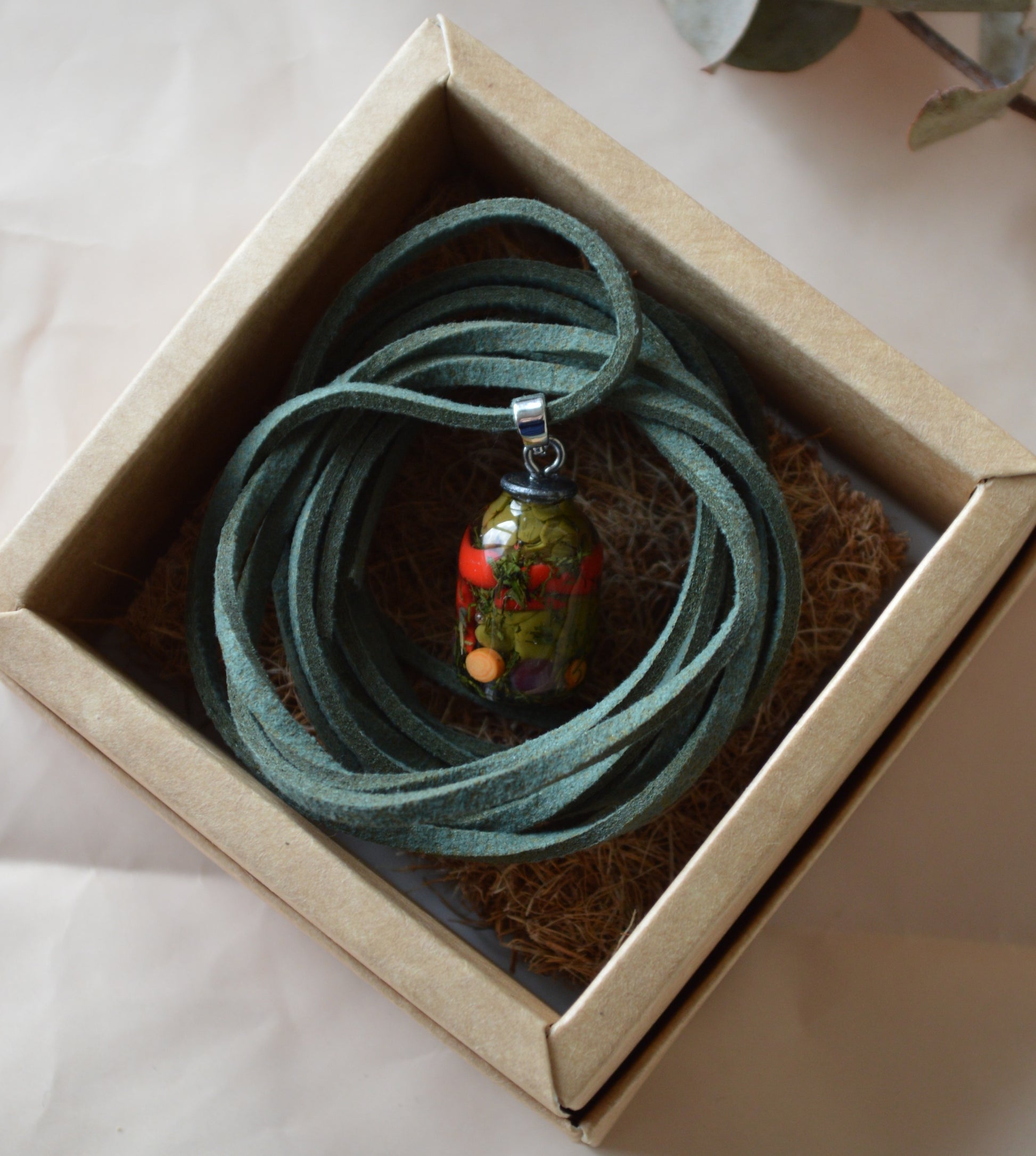 Підвіска баночка консервації ручної роботи з полімерної глини. Кулон на шнурку. Подвеска баноска консервации. Купити реалістичний подарунок любительці овочів, помідорок, огірочків, перчики, капуста. Помидоры, Огурцы, перец