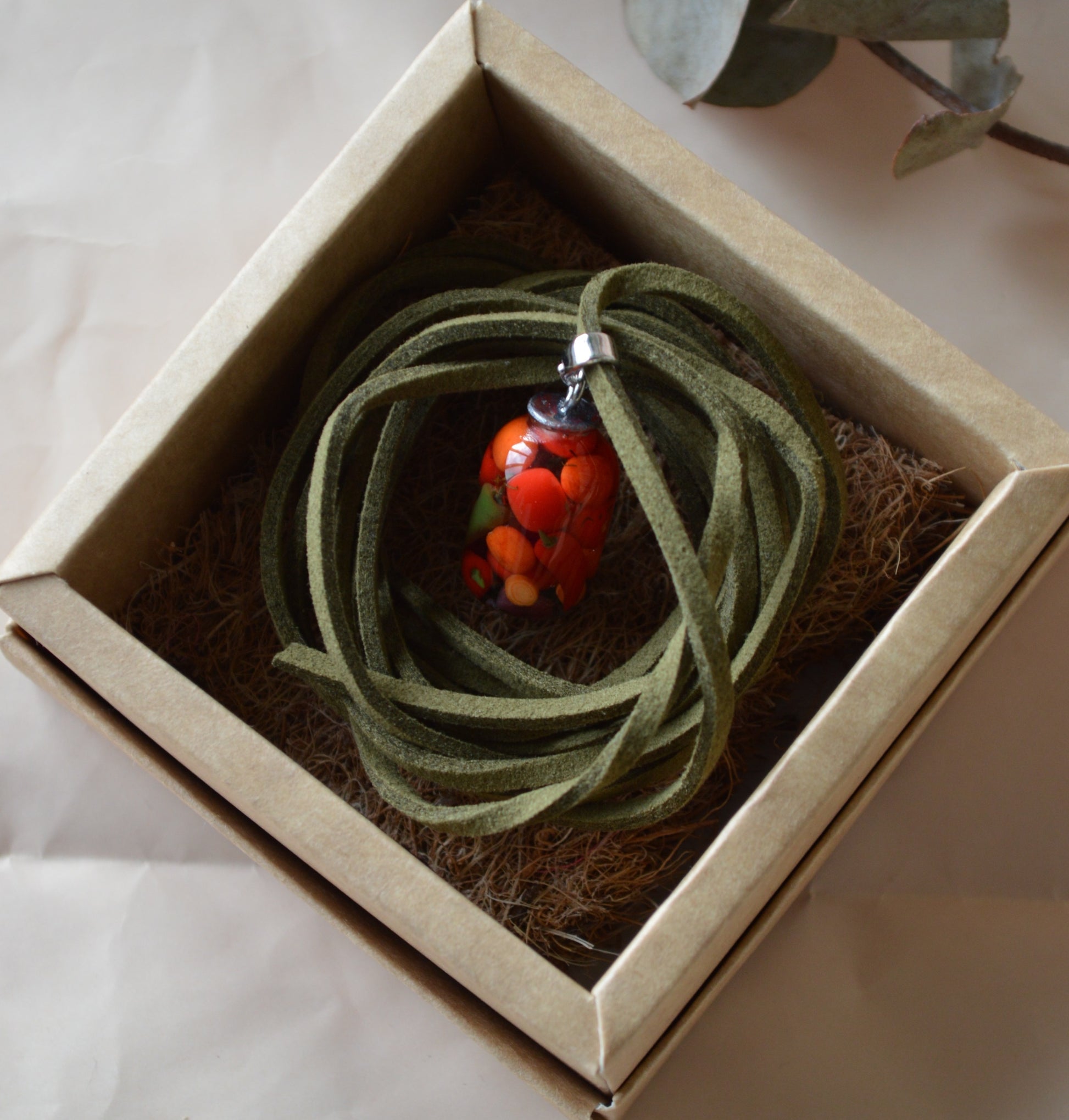 Підвіска баночка консервації ручної роботи з полімерної глини. Кулон на шнурку. Подвеска баноска консервации. Купити реалістичний подарунок любительці овочів, помідорок, огірочків, перчики, капуста. Помидоры, Огурцы, перец