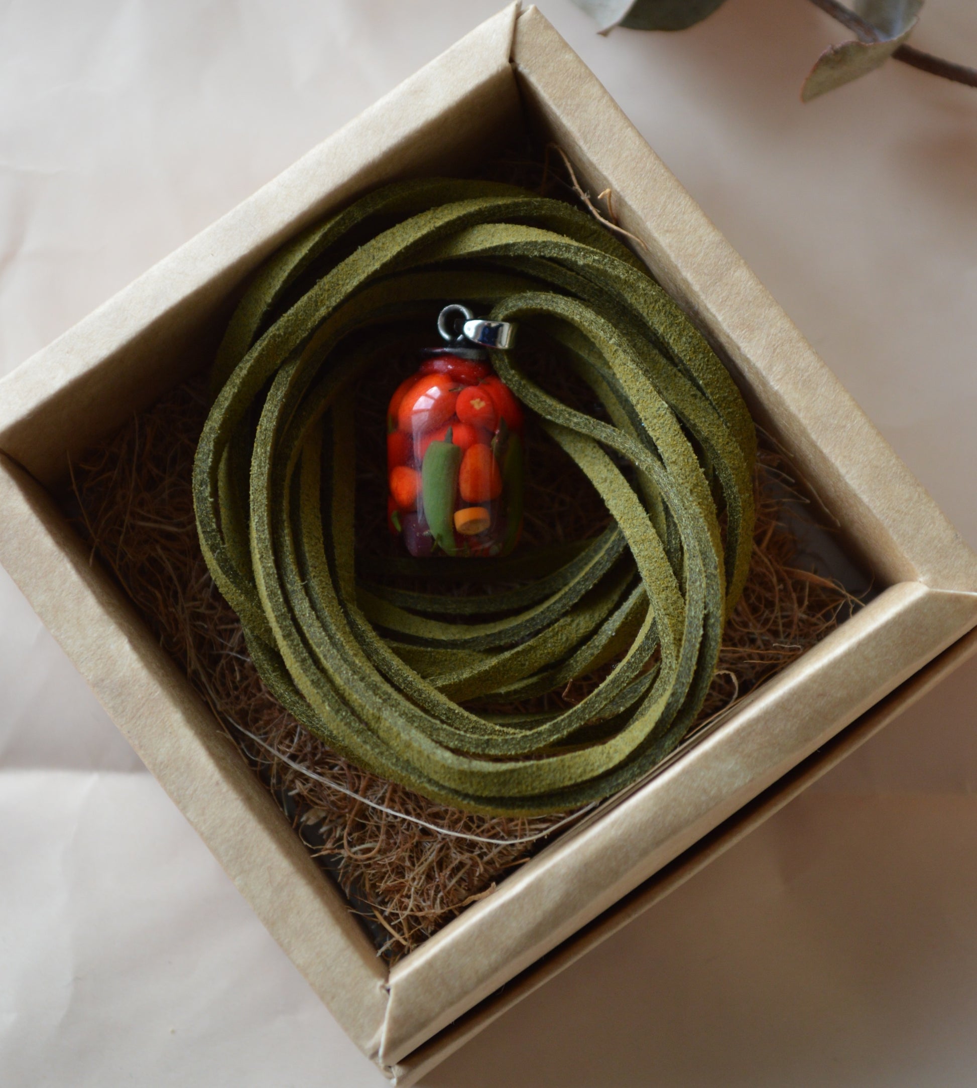 Підвіска баночка консервації ручної роботи з полімерної глини. Кулон на шнурку. Подвеска баноска консервации. Купити реалістичний подарунок любительці овочів, помідорок, огірочків, перчики, капуста. Помидоры, Огурцы, перец