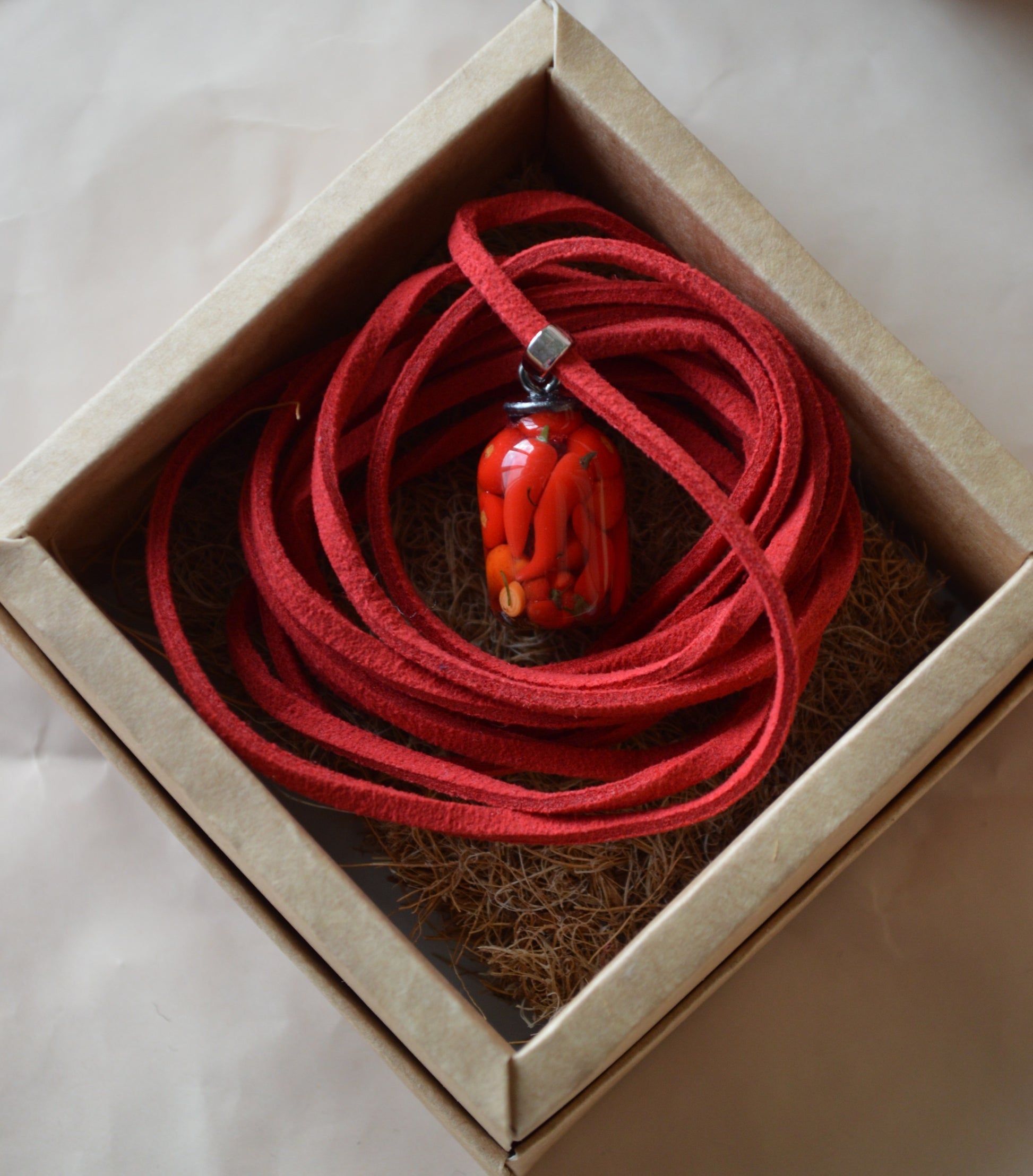 Підвіска баночка консервації ручної роботи з полімерної глини. Кулон на шнурку. Подвеска баноска консервации. Купити реалістичний подарунок любительці овочів, помідорок, огірочків, перчики, капуста. Помидоры, Огурцы, перец