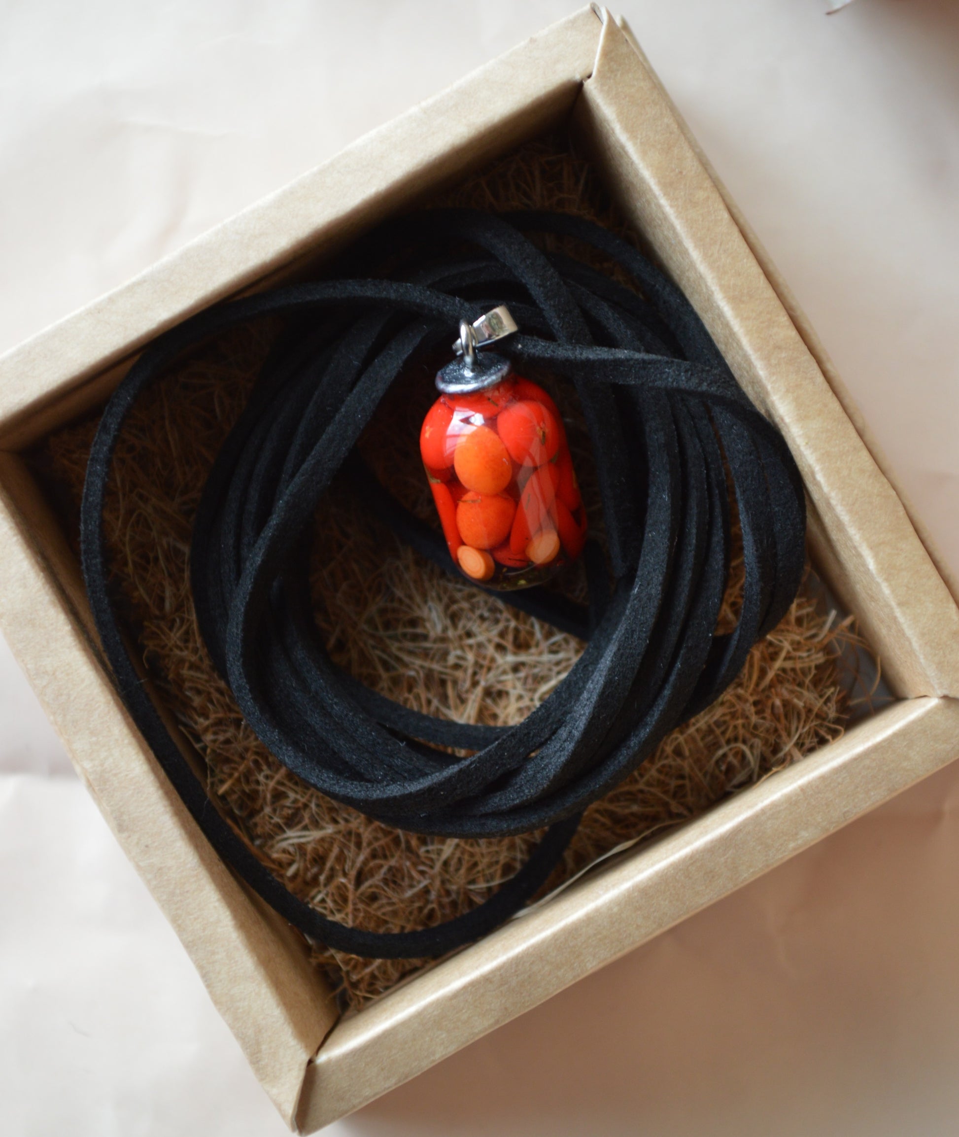 Підвіска баночка консервації ручної роботи з полімерної глини. Кулон на шнурку. Подвеска баноска консервации. Купити реалістичний подарунок любительці овочів, помідорок, огірочків, перчики, капуста. Помидоры, Огурцы, перец