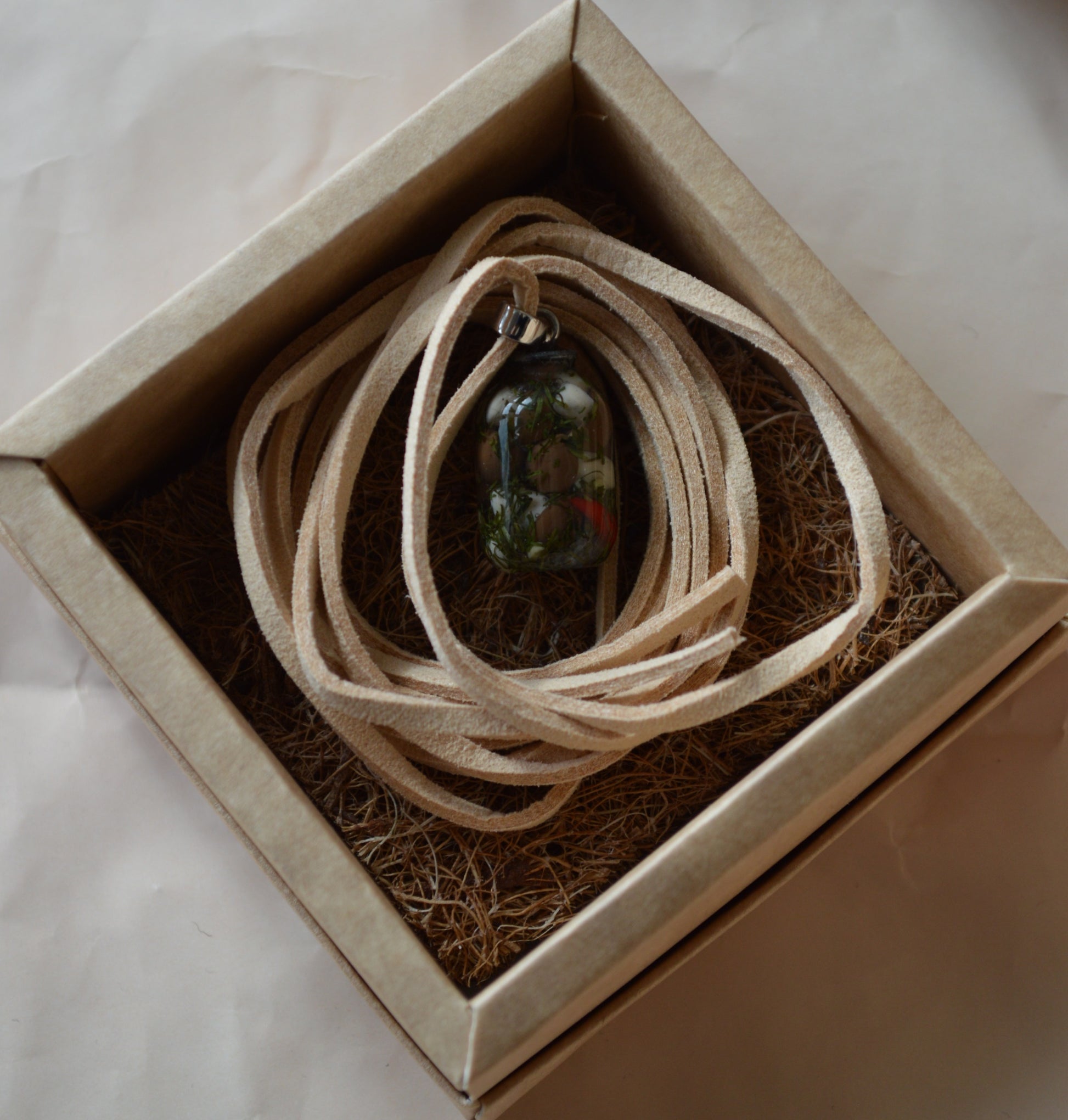 Підвіска баночка консервації ручної роботи з полімерної глини. Кулон на шнурку. Подвеска баноска консервации. Купити реалістичний подарунок любительці овочів, помідорок, огірочків, перчики, капуста. Помидоры, Огурцы, перец