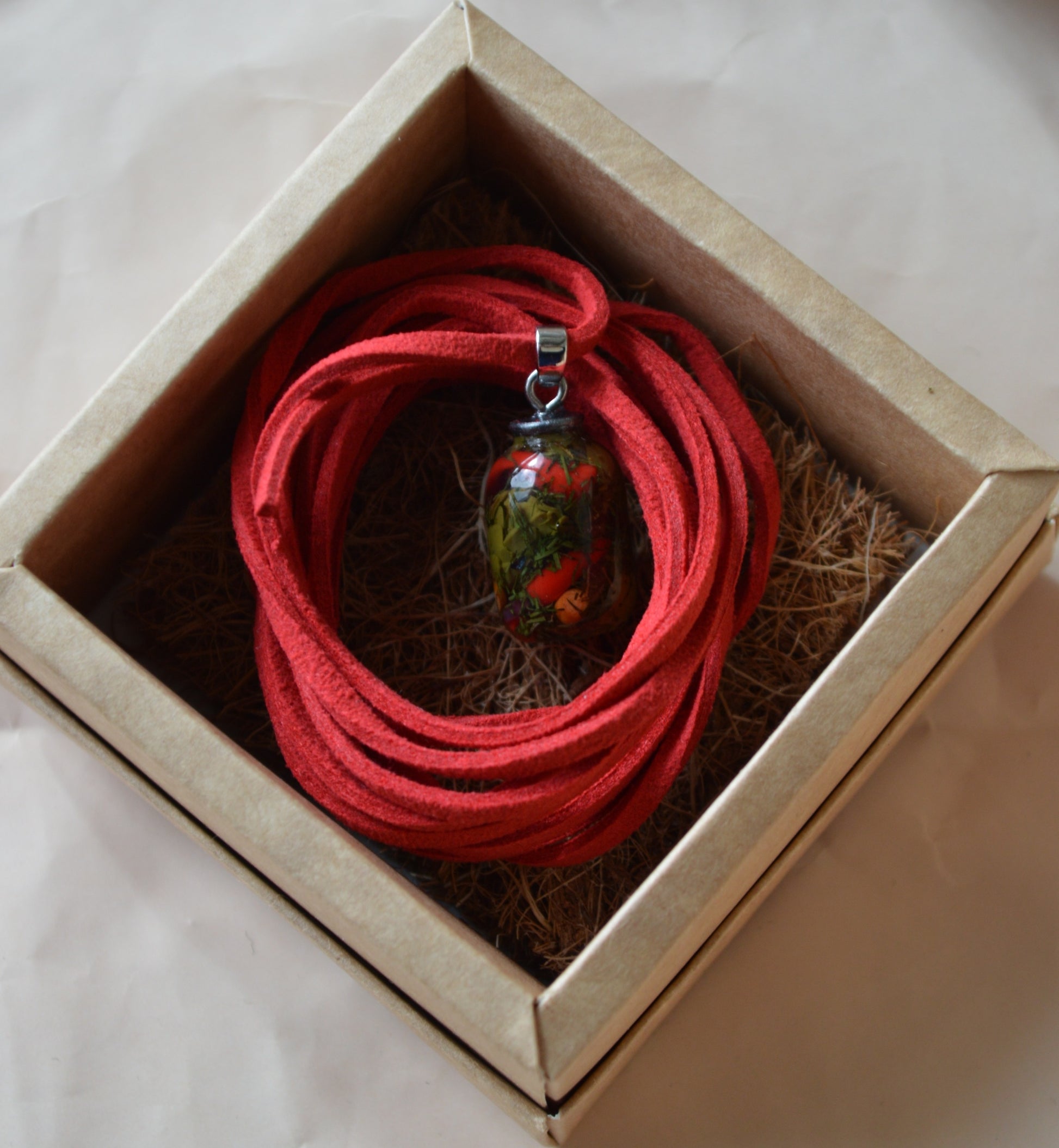 Підвіска баночка консервації ручної роботи з полімерної глини. Кулон на шнурку. Подвеска баноска консервации. Купити реалістичний подарунок любительці овочів, помідорок, огірочків, перчики, капуста. Помидоры, Огурцы, перец