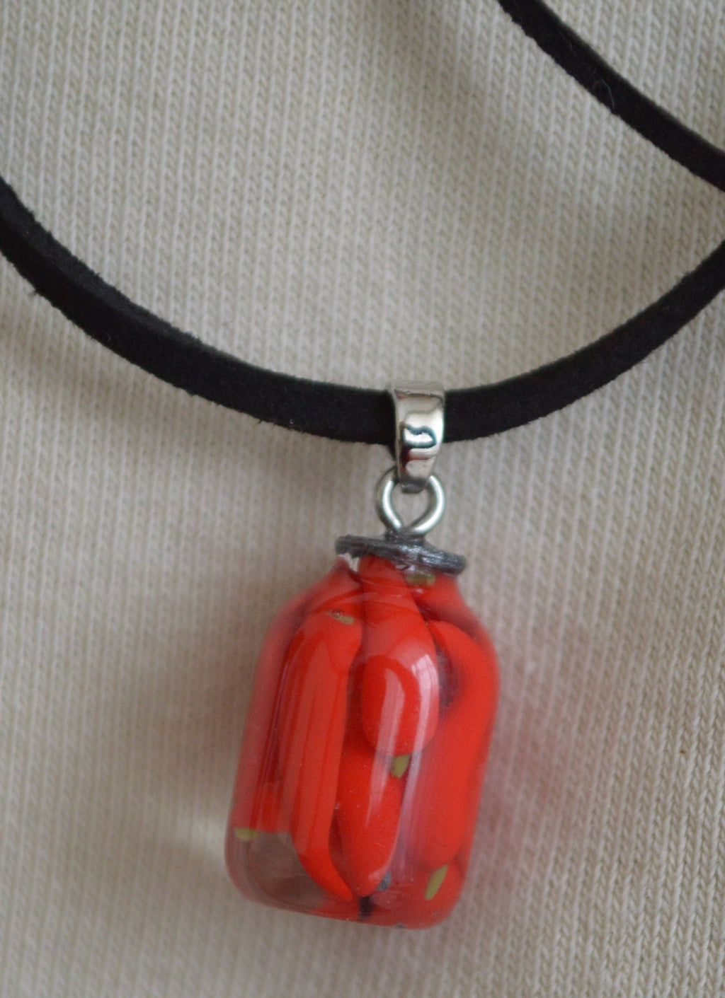 Підвіска баночка консервації ручної роботи з полімерної глини. Кулон на шнурку. Подвеска баноска консервации. Купити реалістичний подарунок любительці овочів, помідорок, огірочків, перчиків.