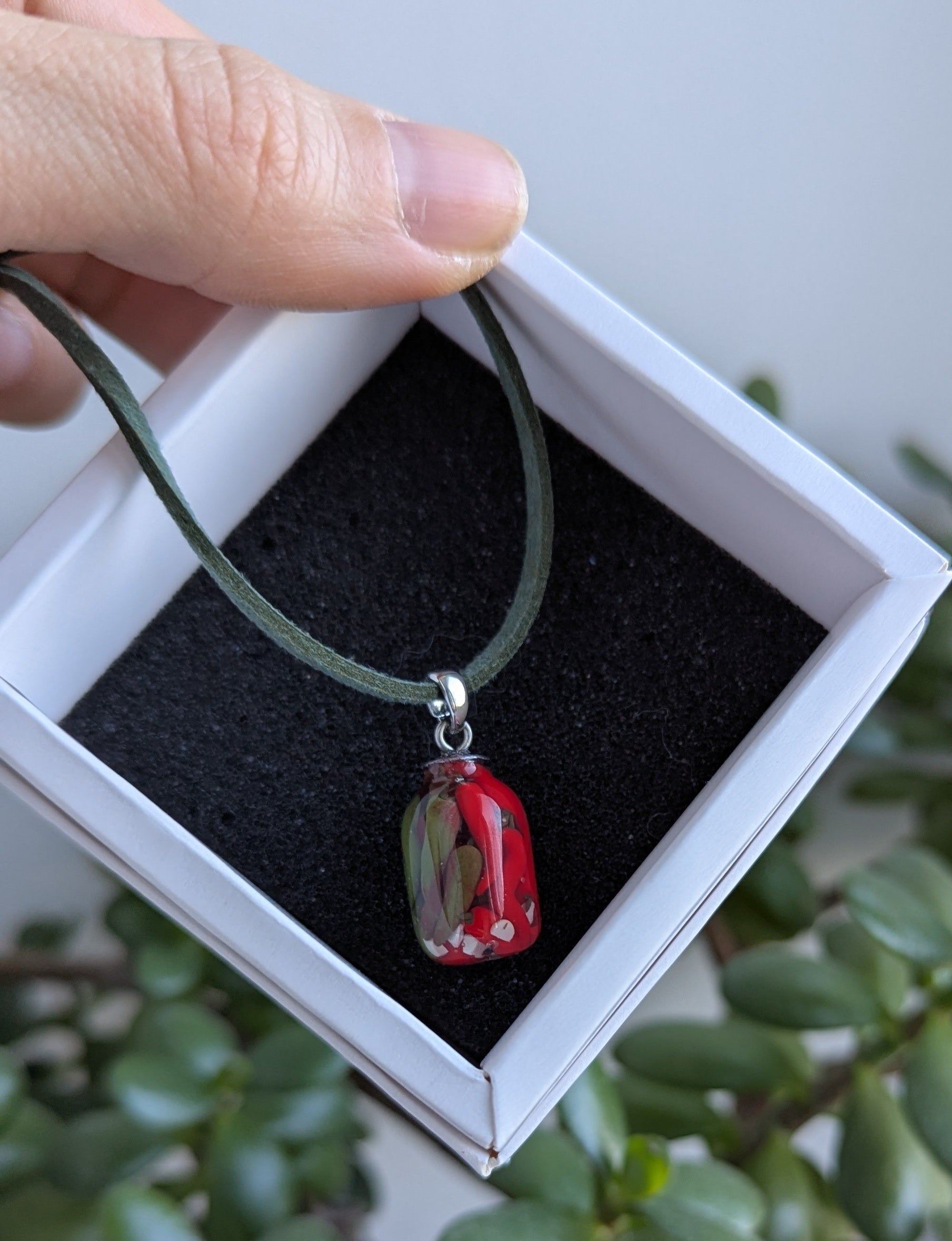 Підвіска баночка консервації ручної роботи з полімерної глини. Кулон на шнурку. Подвеска баноска консервации. Купити реалістичний подарунок любительці овочів, помідорок, огірочків, перчики, капуста.