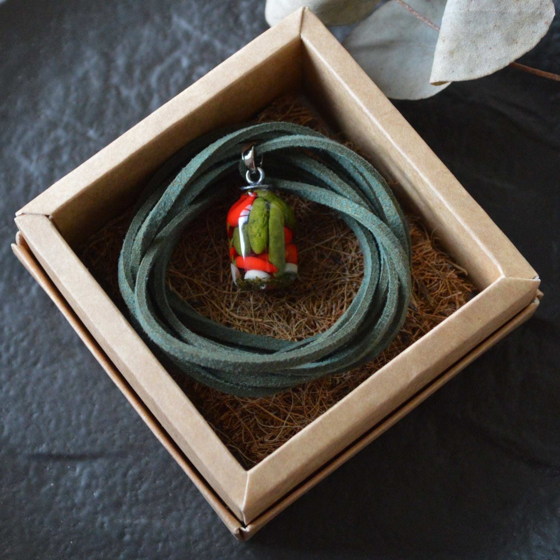 Підвіска баночка консервації ручної роботи з полімерної глини. Кулон на шнурку. Подвеска баноска консервации. Купити реалістичний подарунок любительці овочів, помідорок, огірочків, перчики, капуста. Помидоры, Огурцы, перец