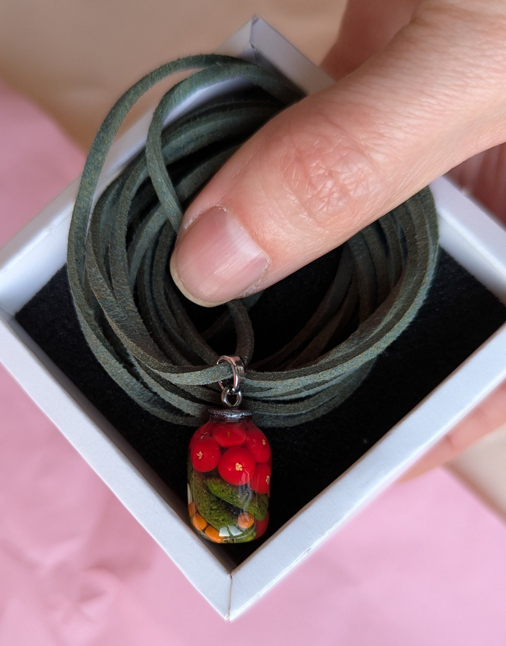 Підвіска баночка консервації ручної роботи з полімерної глини. Кулон на шнурку. Подвеска баноска консервации. Купити реалістичний подарунок любительці овочів, помідорок, огірочків, перчики, капуста.