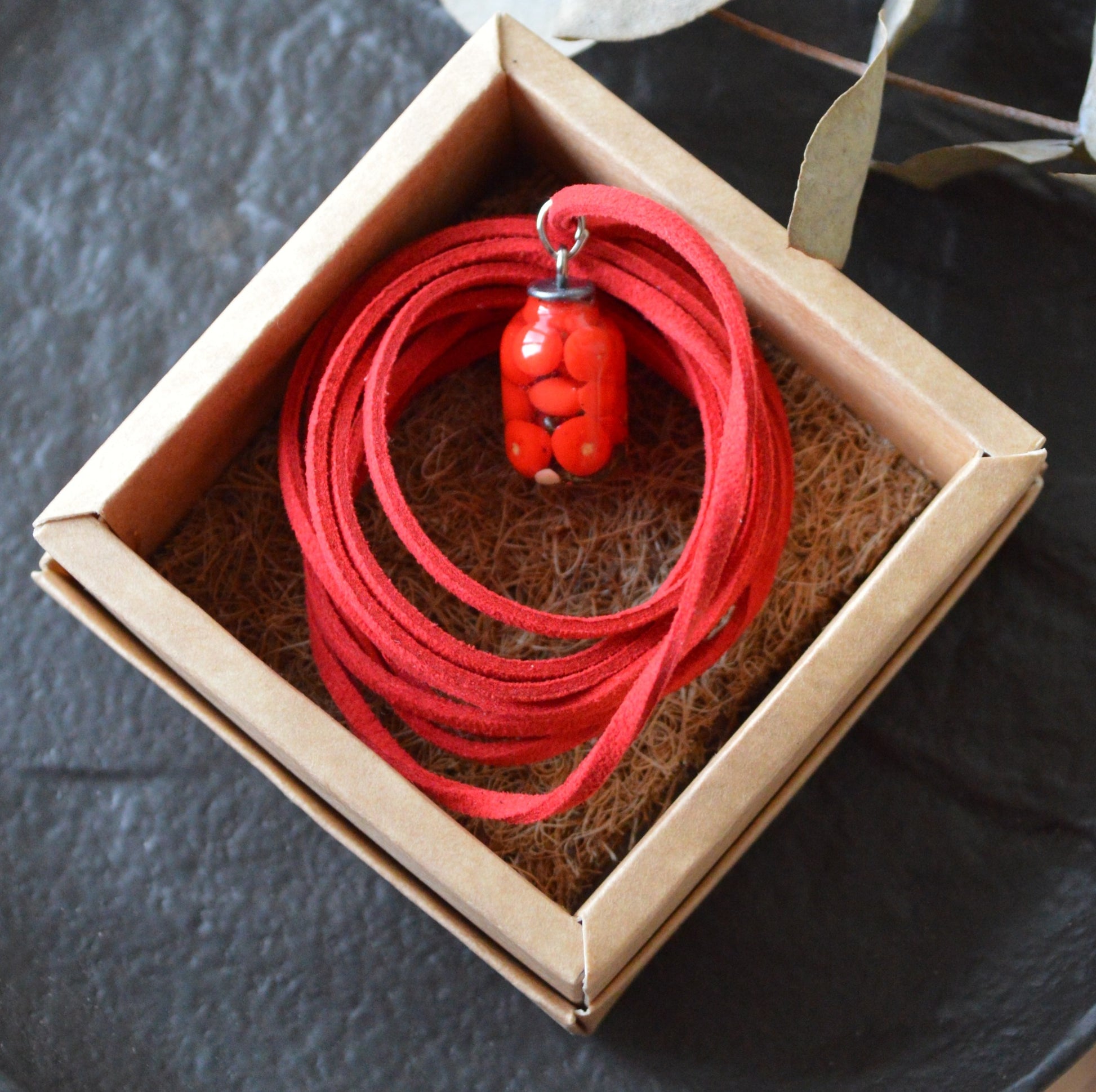 Підвіска баночка консервації ручної роботи з полімерної глини. Кулон на шнурку. Подвеска баноска консервации. Купити реалістичний подарунок любительці овочів, помідорок, огірочків, перчики, капуста. Помидоры, Огурцы, перец