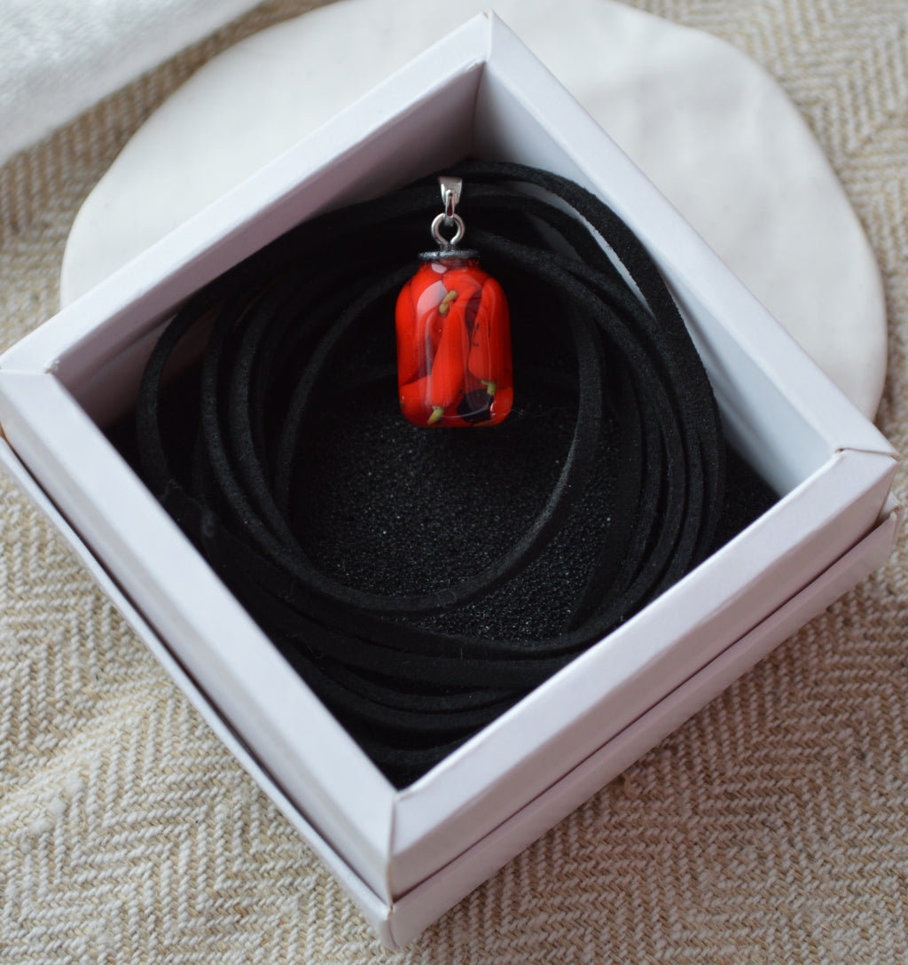 Підвіска баночка консервації ручної роботи з полімерної глини. Кулон на шнурку. Подвеска баноска консервации. Купити реалістичний подарунок любительці овочів, помідорок, огірочків.