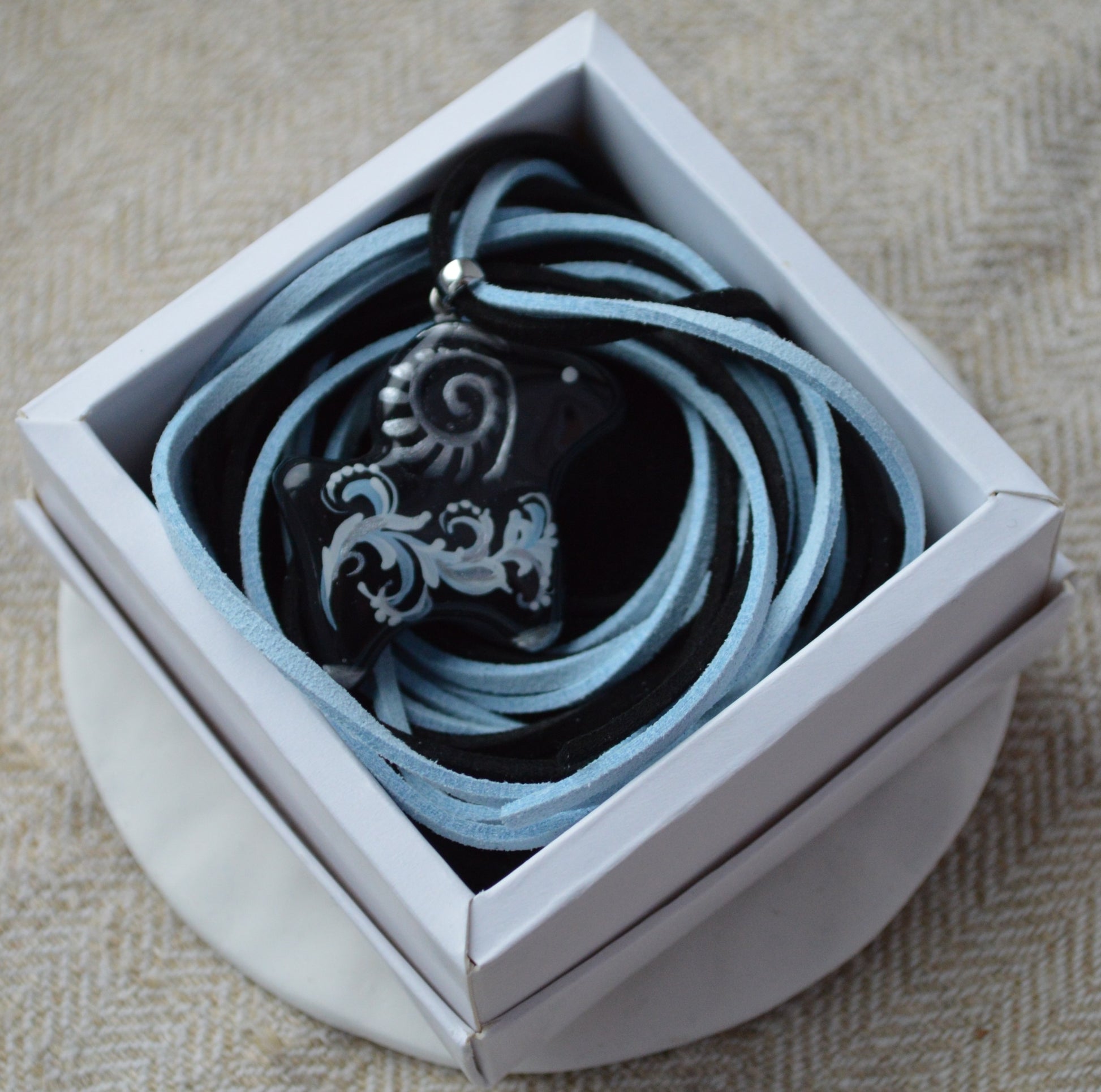 Підвіска "Баранчик з розписом". Підвіска на шнурку баранчик з розписом. Підвіс овечка. Розпис покритий епоксидною смолою.