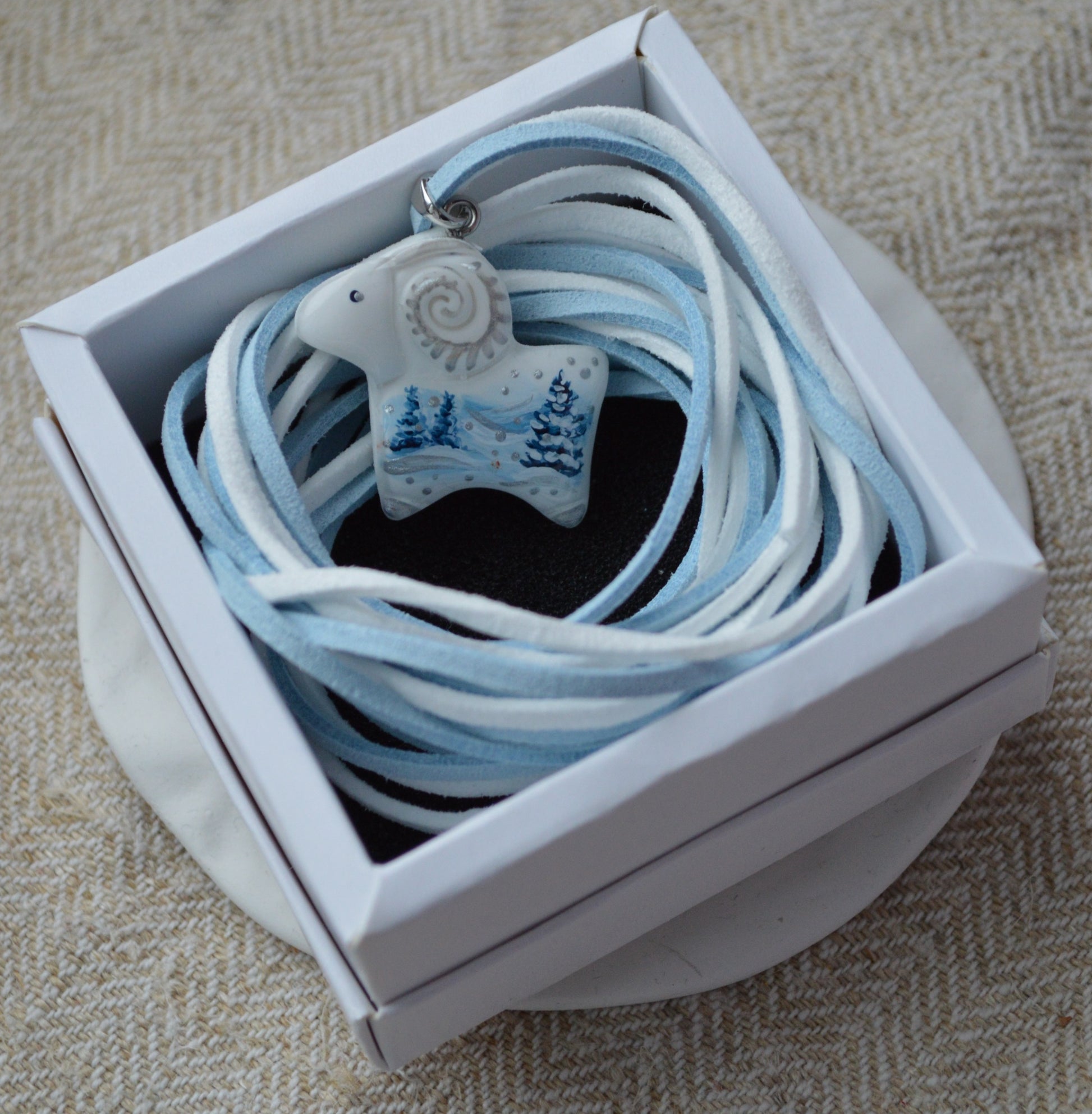 Підвіска "Баранчик з розписом". Підвіска на шнурку баранчик з розписом. Підвіс овечка. Розпис покритий епоксидною смолою. Зимня тематика