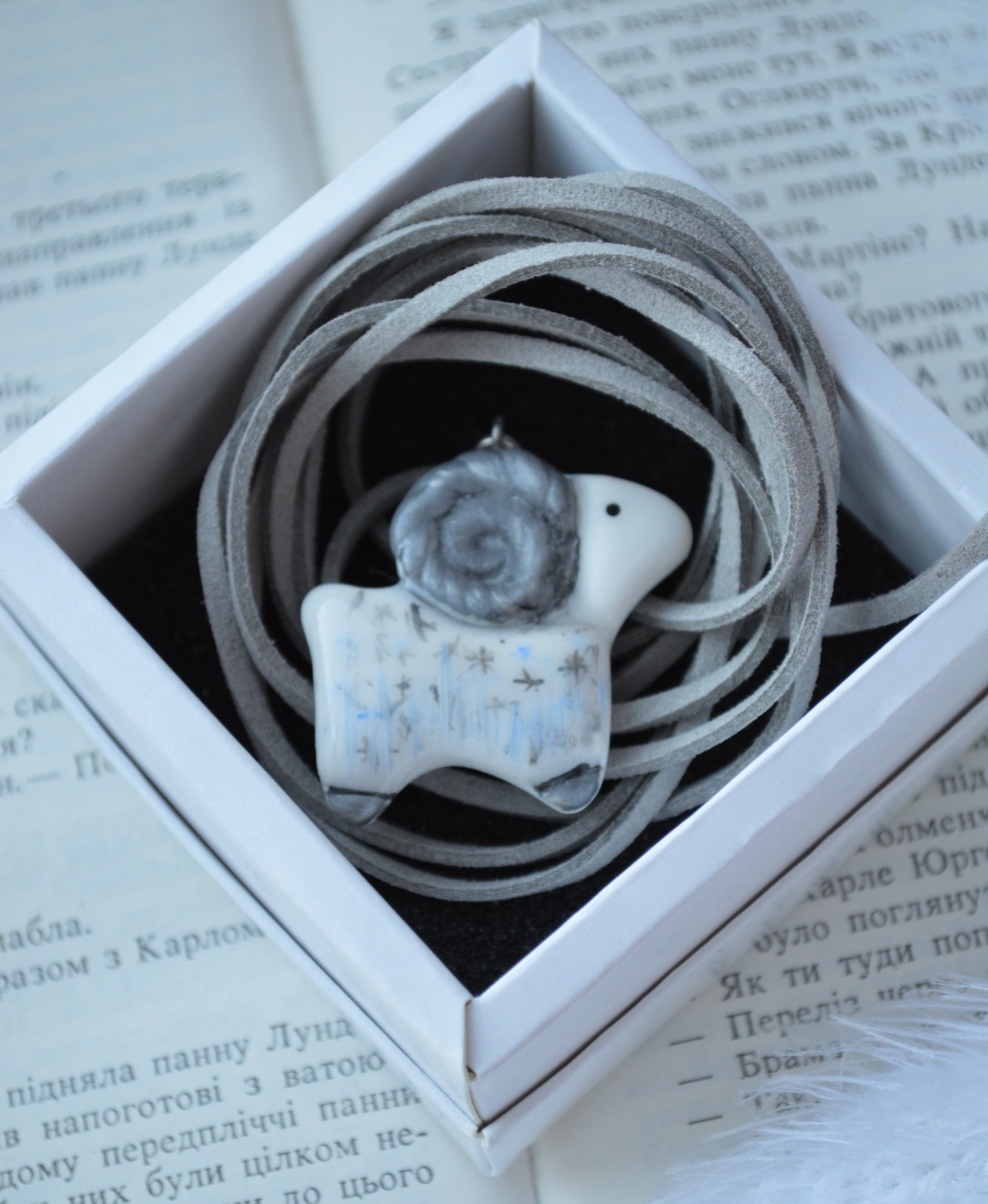 Підвіска "Баранчик з розписом". Підвіска Баранчик з розписом - прикраса ручної роботи із запікаємої поліменної глини. Розпис покритий епоксидною смолою.