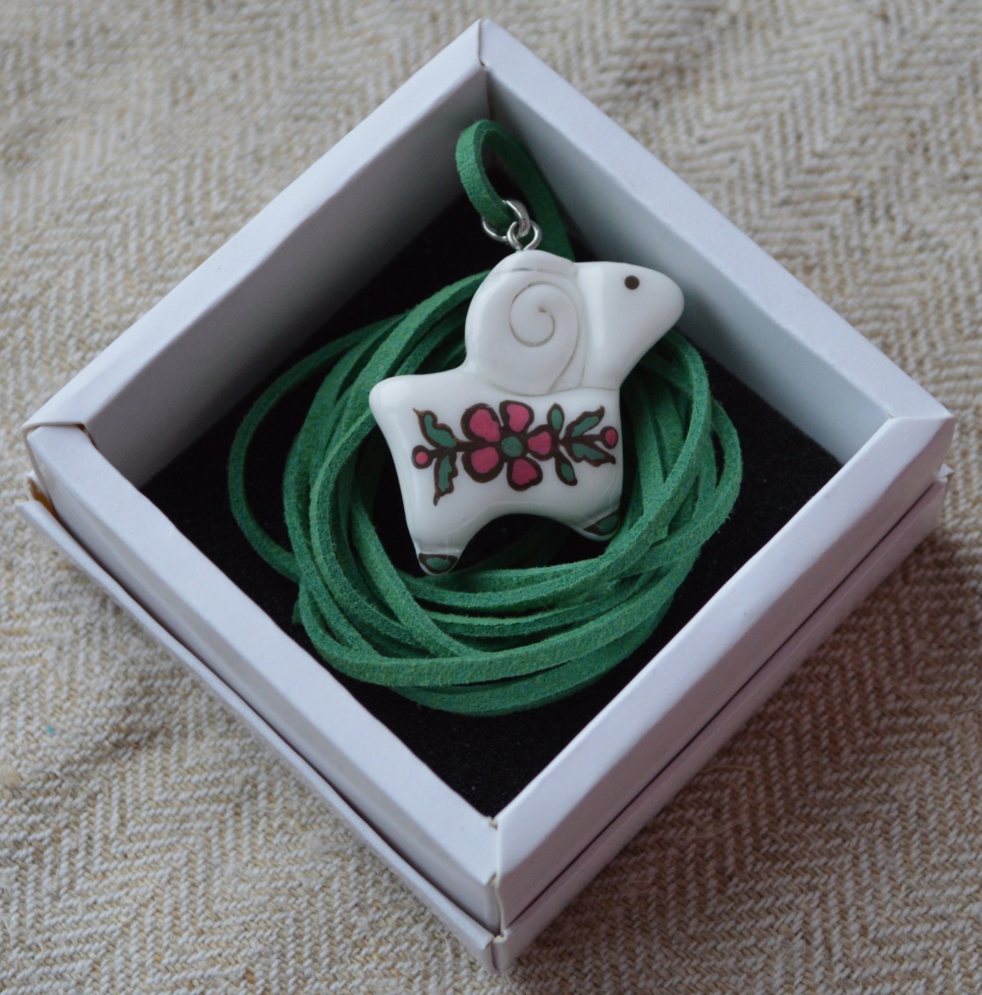 Підвіска "Баранчик з розписом". Підвіска на шнурку баранчик з розписом. Підвіс овечка. Розпис покритий епоксидною смолою.