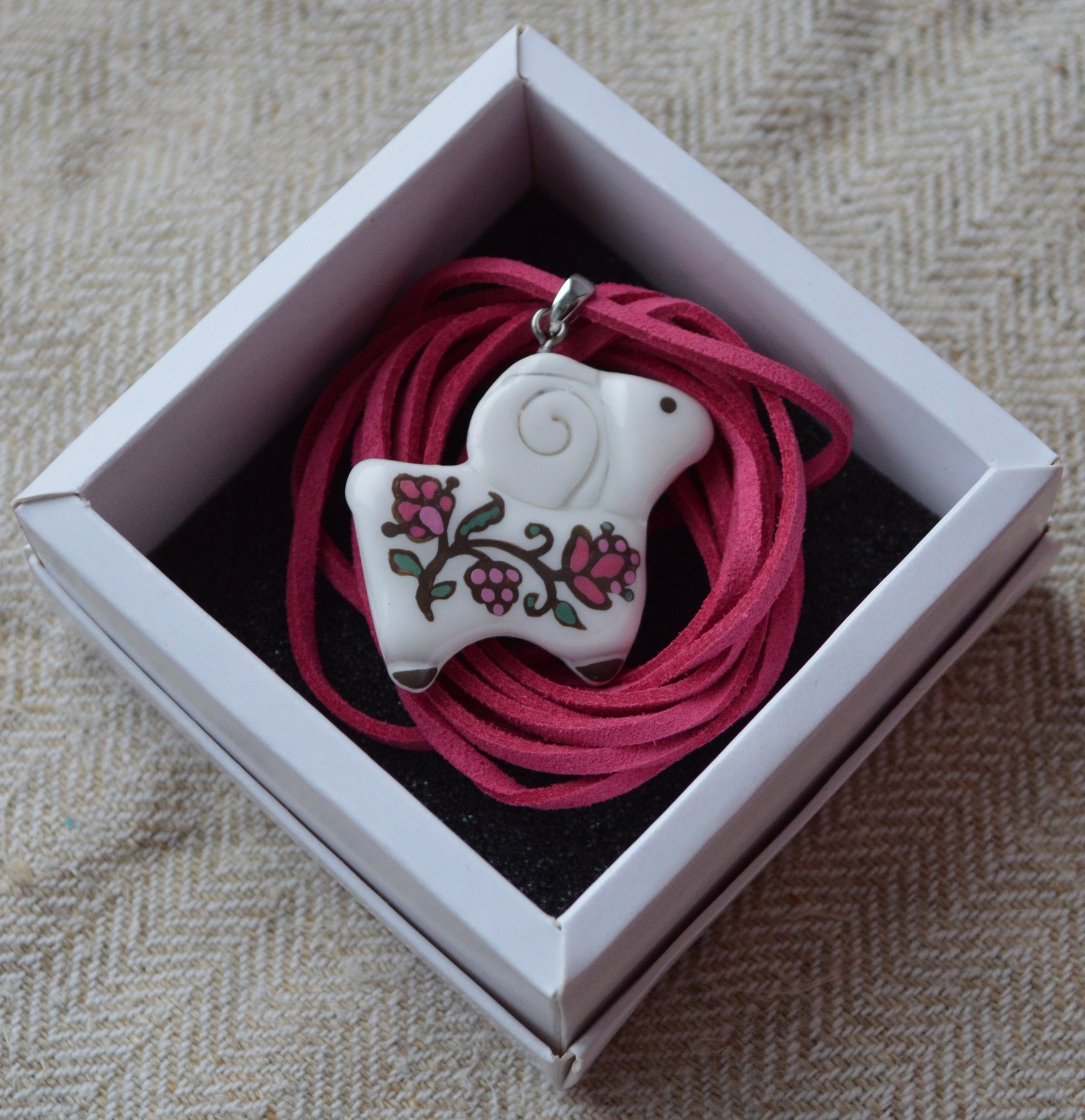 Підвіска "Баранчик з розписом". Підвіска на шнурку баранчик з розписом. Підвіс овечка. Розпис покритий епоксидною смолою.