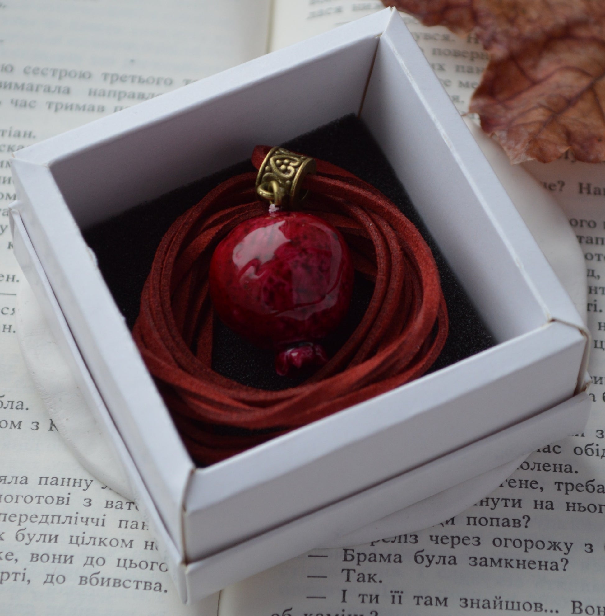 Прикраса у формі граната. Прикраса гранат украшение. Виріб гранат изделие. Підвіс гранат подвес. Підвіска на шию кулон. Купити кулон для дівчини. Прикраса для дружини. 