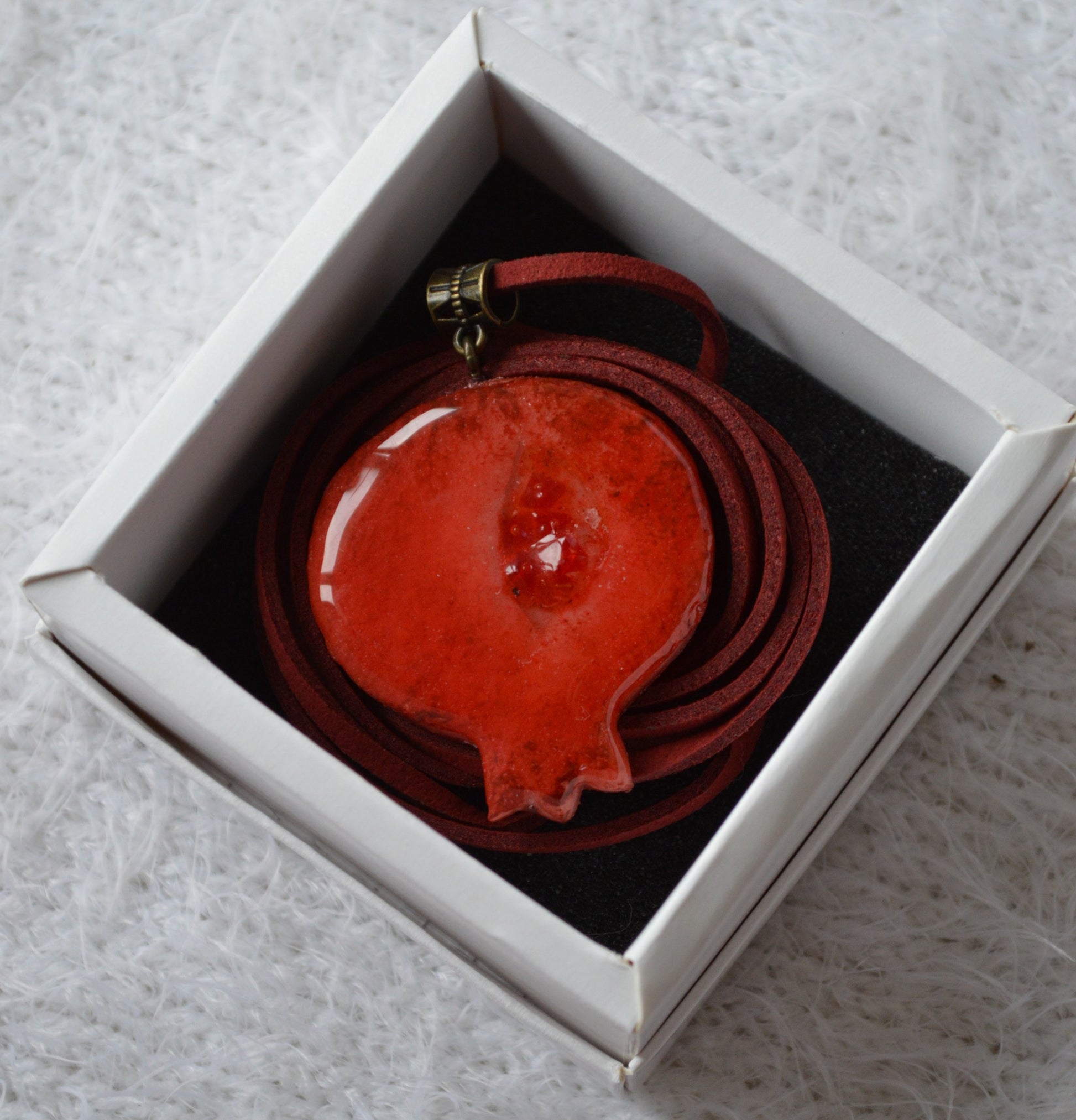 Прикраса у формі граната плоского. Прикраса гранат украшение. Виріб гранат изделие. Підвіс гранат подвес. Підвіска на шию кулон. Купити кулон для дівчини. Прикраса для дружини. 