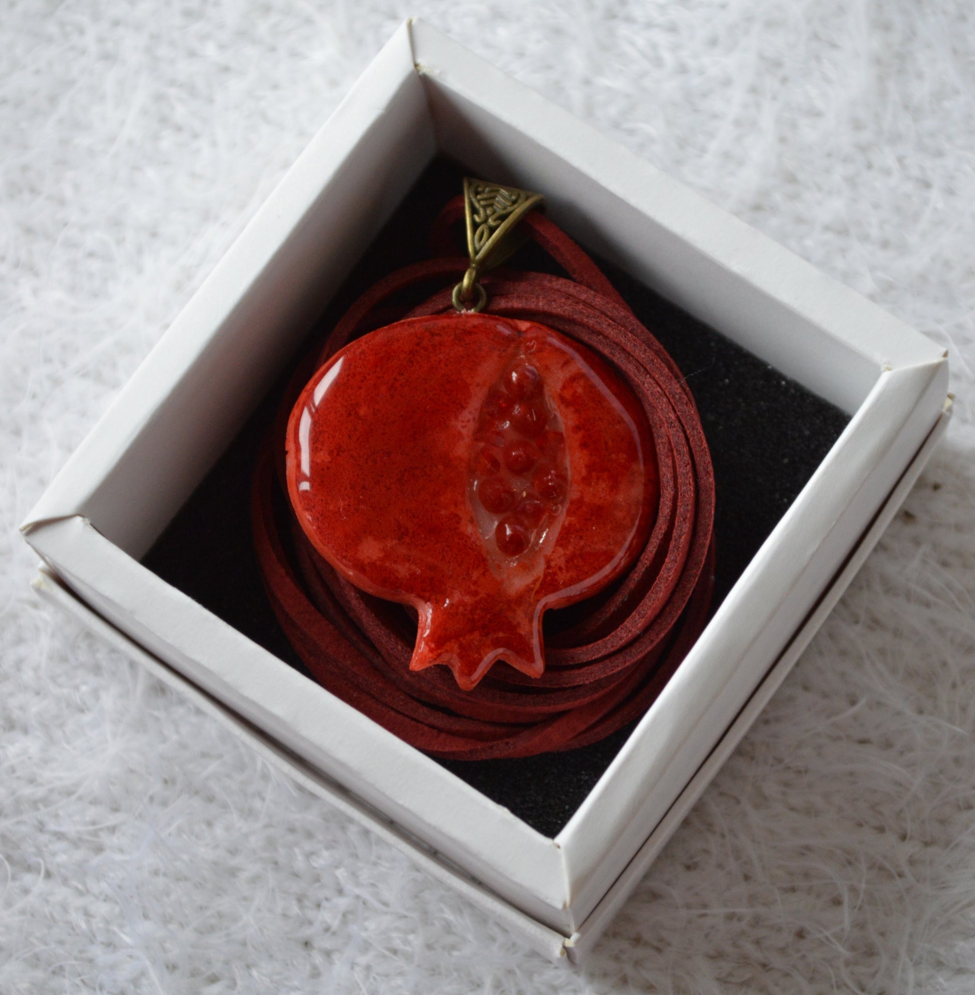 Прикраса у формі граната плоского. Прикраса гранат украшение. Виріб гранат изделие. Підвіс гранат подвес. Підвіска на шию кулон. Купити кулон для дівчини. Прикраса для дружини. 