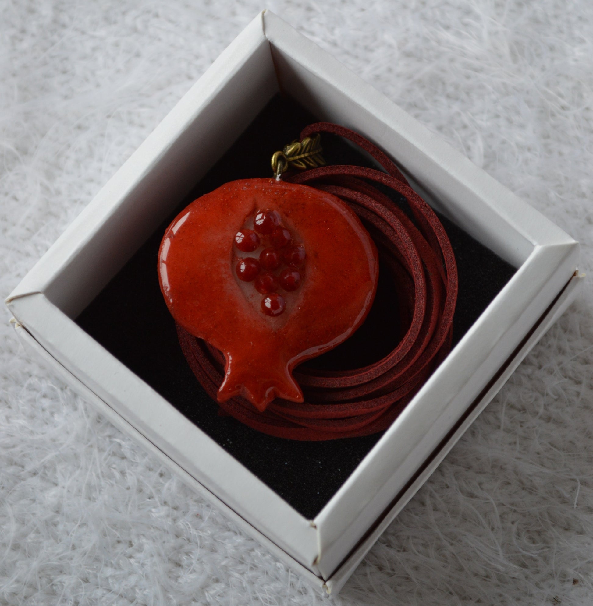 Прикраса у формі граната плоского. Прикраса гранат украшение. Виріб гранат изделие. Підвіс гранат подвес. Підвіска на шию кулон. Купити кулон для дівчини. Прикраса для дружини. 