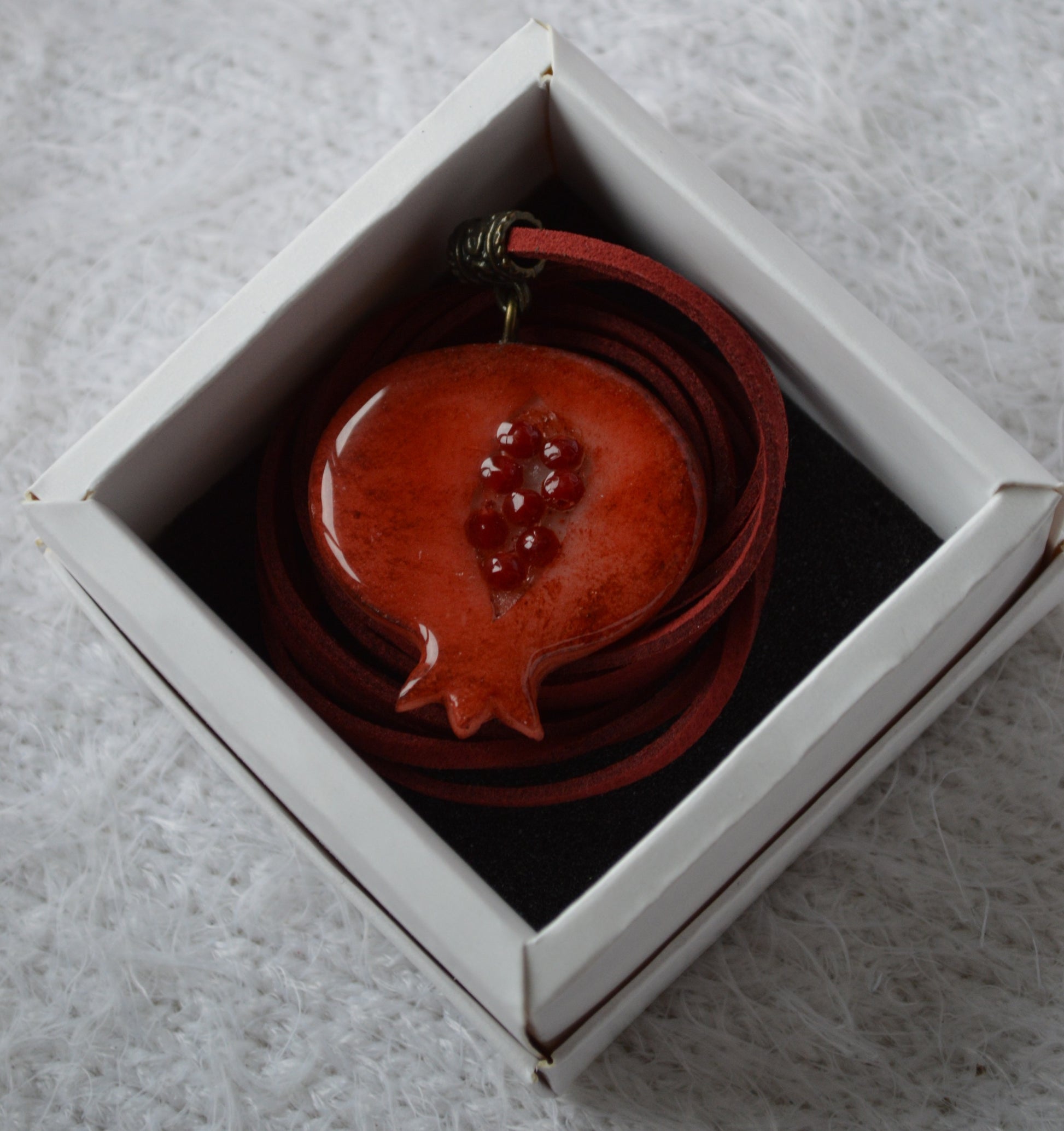 Прикраса у формі граната плоского. Прикраса гранат украшение. Виріб гранат изделие. Підвіс гранат подвес. Підвіска на шию кулон. Купити кулон для дівчини. Прикраса для дружини. 