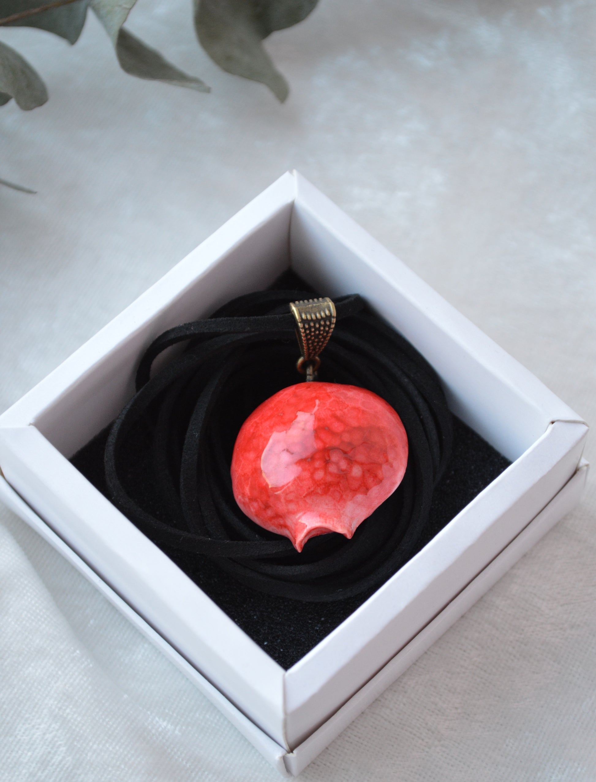 Підвіска "Гранат половинка". Прикраса у формі половинки граната. Прикраса гранат украшение. Виріб гранат изделие. Підвіс гранат подвес. Підвіска на шию кулон. Купити кулон для дівчини. 