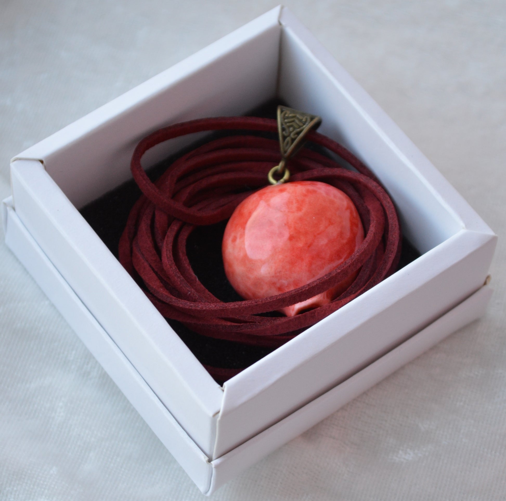 Підвіска "Гранат половинка". Прикраса у формі половинки граната. Прикраса гранат украшение. Виріб гранат изделие. Підвіс гранат подвес. Підвіска на шию кулон. Купити кулон для дівчини. 