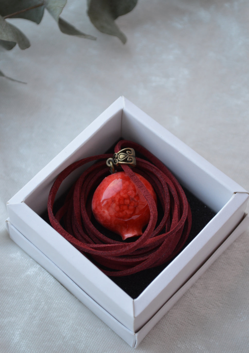 Підвіска "Гранат половинка". Прикраса у формі половинки граната. Прикраса гранат украшение. Виріб гранат изделие. Підвіс гранат подвес. Підвіска на шию кулон. Купити кулон для дівчини. 