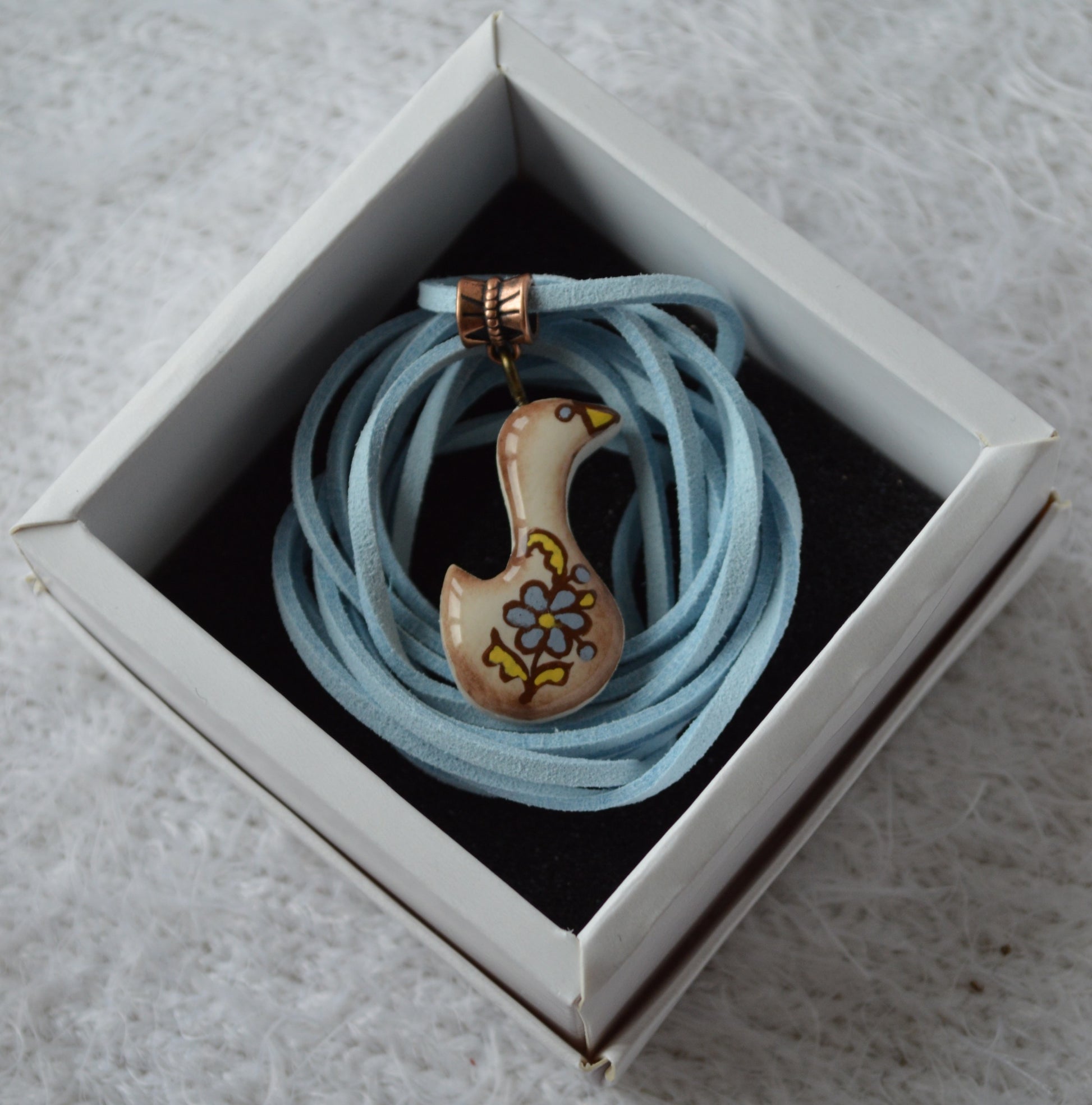 Підвіска "Качечка з розписом". Підвіс качка - прикраса ручної роботи із запікаємої поліменної глини. Прикраса у формі качки. Розпис покритий епоксидною смолою. Буде гарним подарунком.