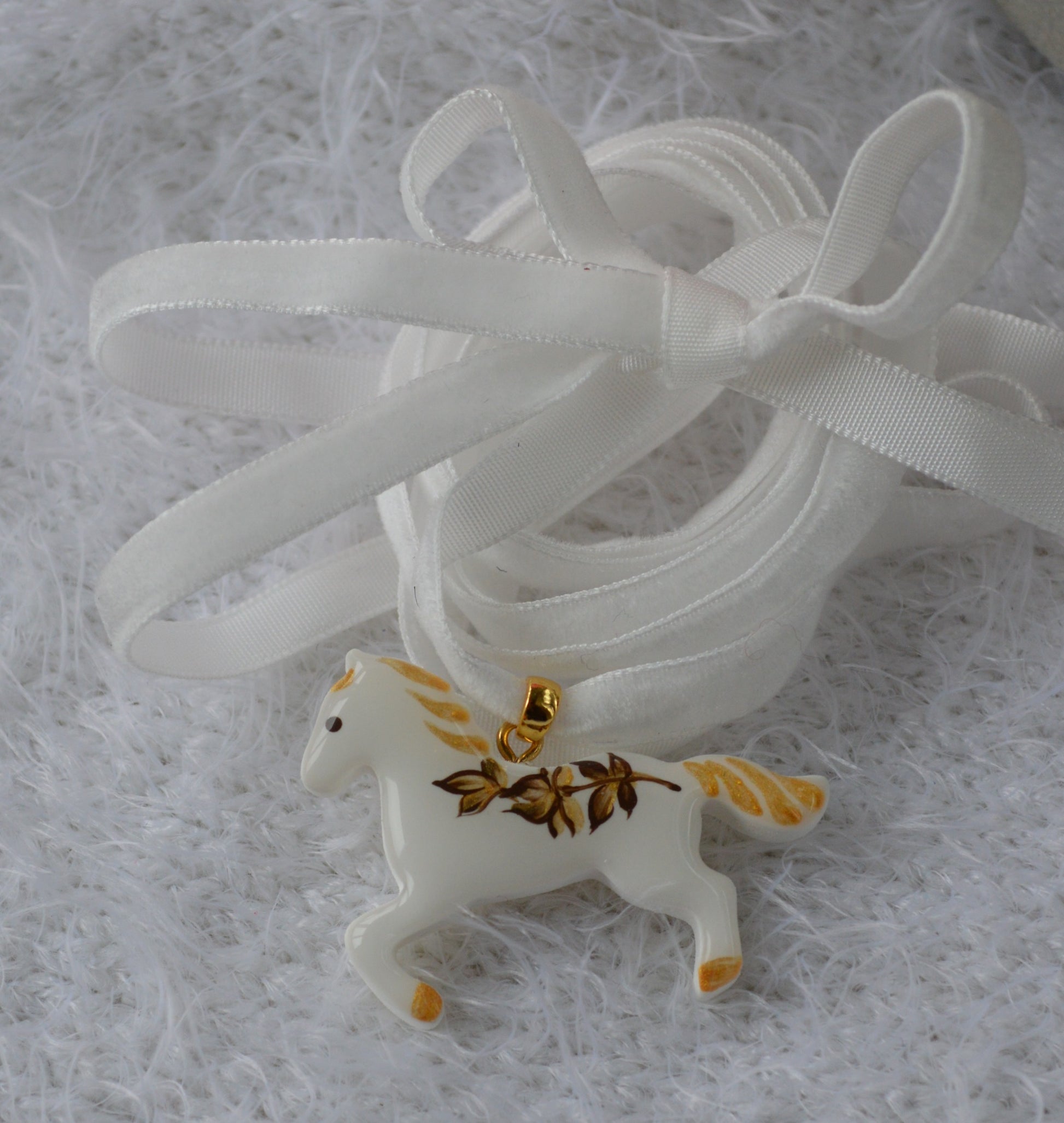 Підвіска "Коник з петриківським розписом". Прикраса ручної роботи - виріб з запікаємої поліменої глини. Петриківський розпис покритий епоксидною смолою. Купити підвіс коник. Grasshoppers. Horses.