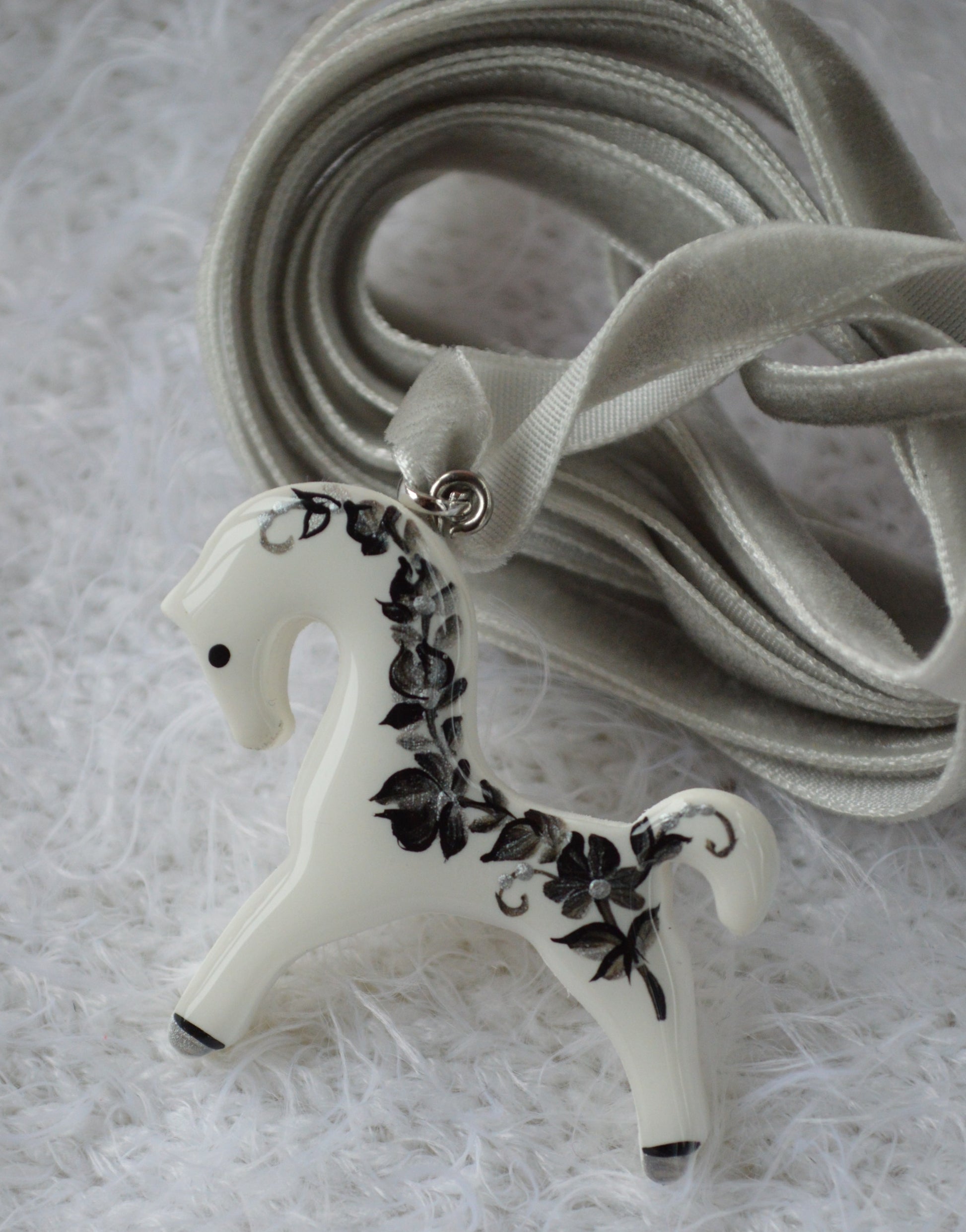 Підвіска "Коник з петриківським розписом". Прикраса ручної роботи - виріб з запікаємої поліменої глини. Петриківський розпис покритий епоксидною смолою. Купити підвіс коник. Grasshoppers. Horses.