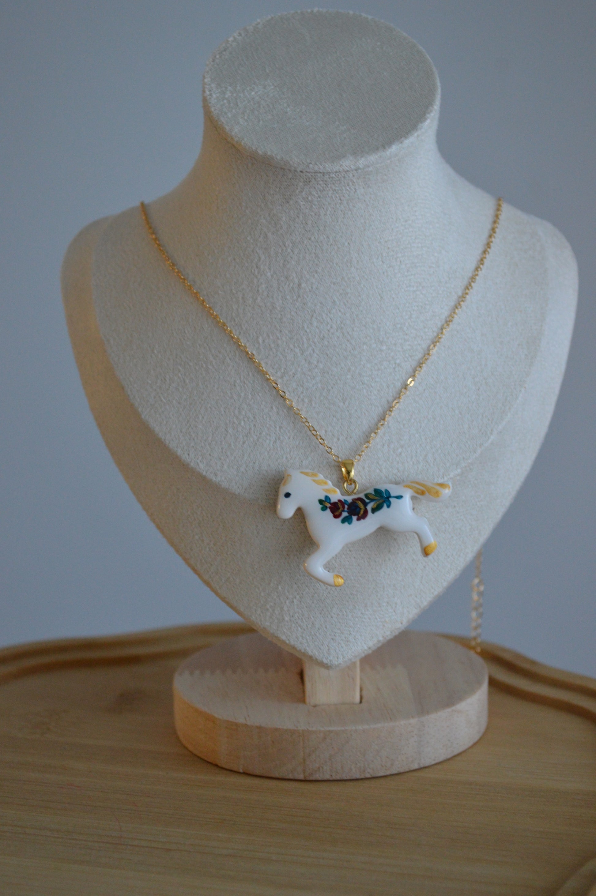 Підвіска "Коник з петриківським розписом на ланцюжку". Прикраса ручної роботи виріб з петриківським розписом. Купити підвіс коник. Подарунок дружині. Подарунок дівчині. Буде гарним подарунком. Сенд.