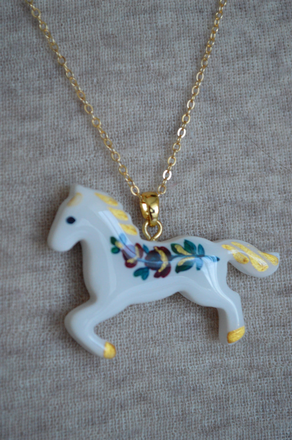 Підвіска "Коник з петриківським розписом на ланцюжку". Прикраса ручної роботи виріб з петриківським розписом. Купити підвіс коник. Підвіска на ланцюжку. Подарунок дружині. Прикраса в подарунковій коробочці.