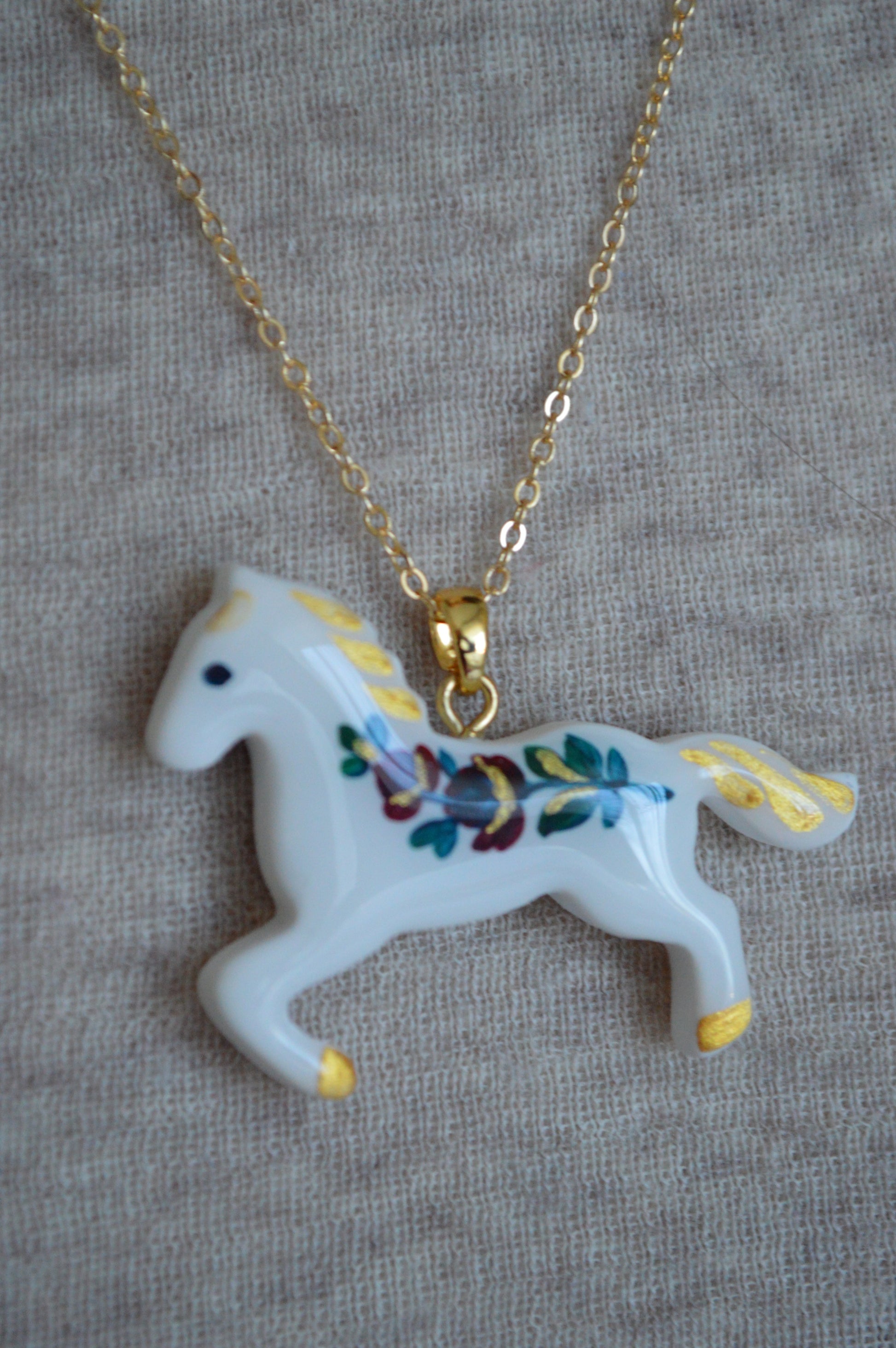 Підвіска "Коник з петриківським розписом на ланцюжку". Прикраса ручної роботи виріб з петриківським розписом. Купити підвіс коник. Подарунок дружині. Подарунок дівчині. Буде гарним подарунком.