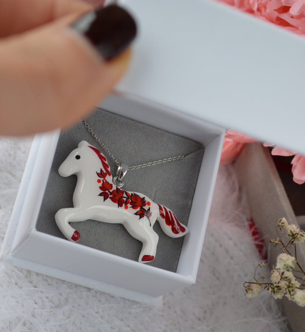 Підвіска "Коник з петриківським розписом на ланцюжку". Прикраса ручної роботи виріб з петриківським розписом. Купити підвіс коник. Подарунок дружині. Подарунок дівчині. Буде гарним подарунком.