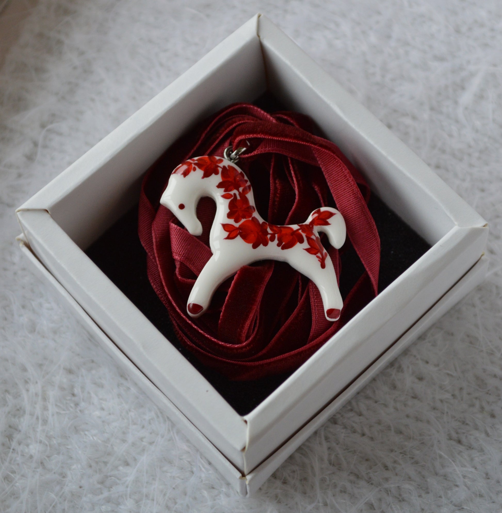 Підвіска "Коник з петриківським розписом". Прикраса ручної роботи - виріб з запікаємої поліменої глини. Петриківський розпис покритий епоксидною смолою. Купити підвіс коник. Grasshoppers. Horses. Подарунок