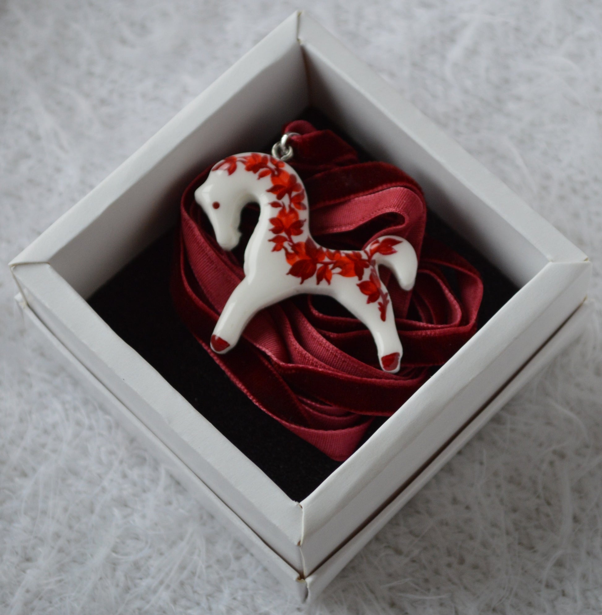 Підвіска "Коник з петриківським розписом". Прикраса ручної роботи - виріб з запікаємої поліменої глини. Петриківський розпис покритий епоксидною смолою. Купити підвіс коник. Grasshoppers. Horses. Подарунок дівчині