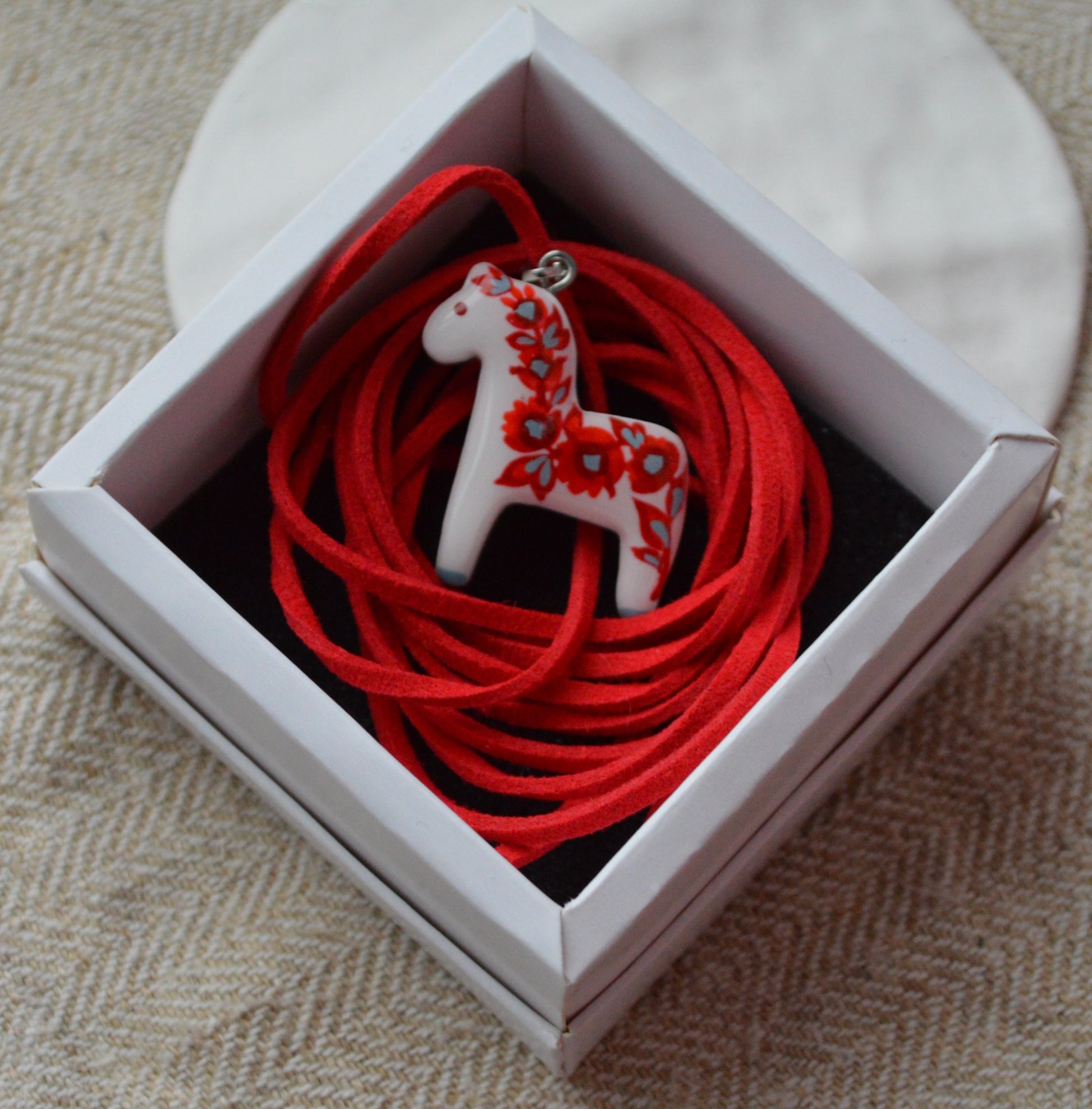 Підвіска "Коник з петриківським розписом". Прикраса коник на шнурку. Розписаний коник розмальований. Петриківський розпис покритий епоксидною смолою. Купити підвіс коник. Подарунок дружині. 