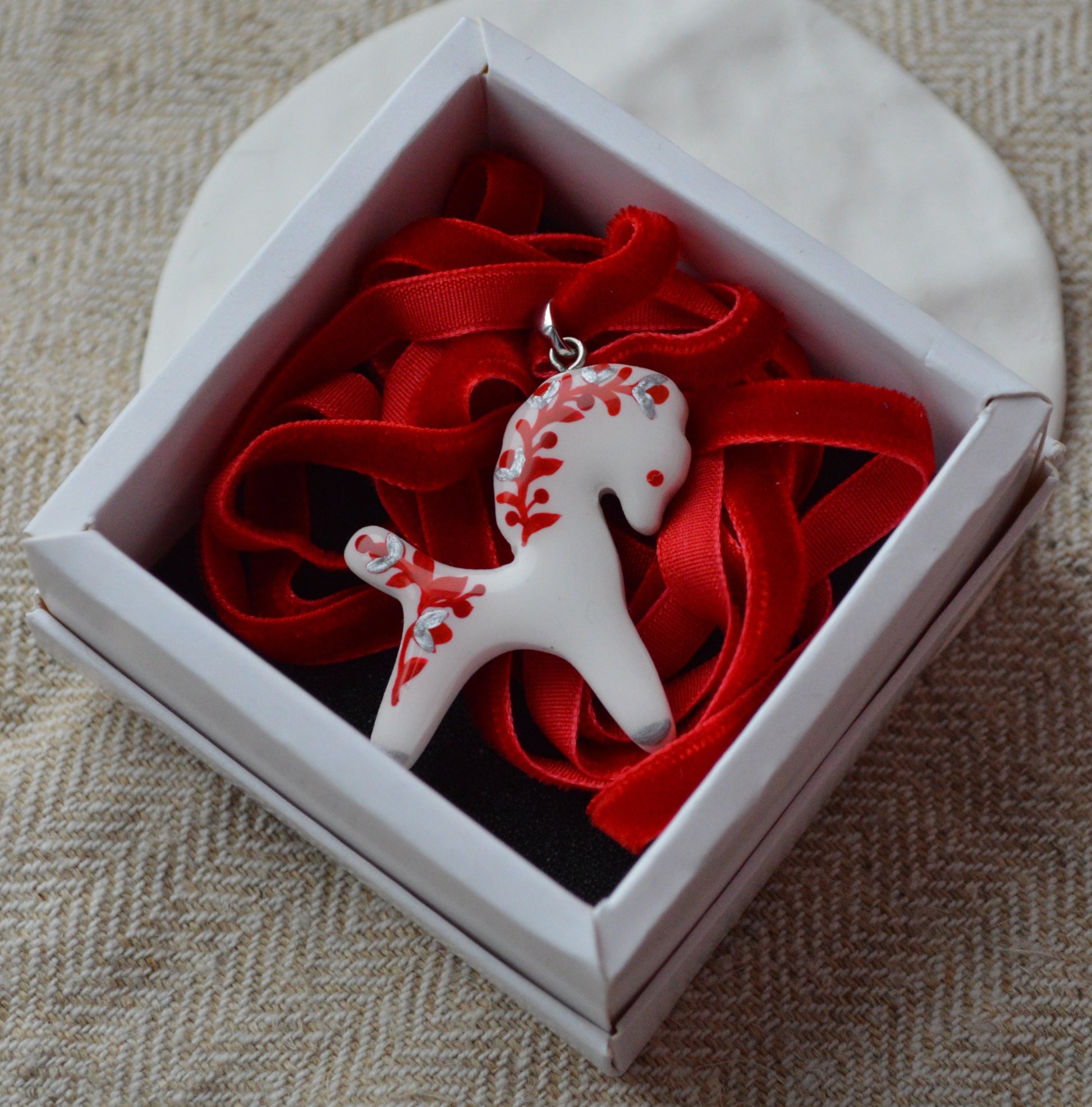 Підвіска "Коник з петриківським розписом". Прикраса коник на шнурку. Розписаний коник розмальований. Петриківський розпис покритий епоксидною смолою. Купити підвіс коник. Подарунок дружині. 