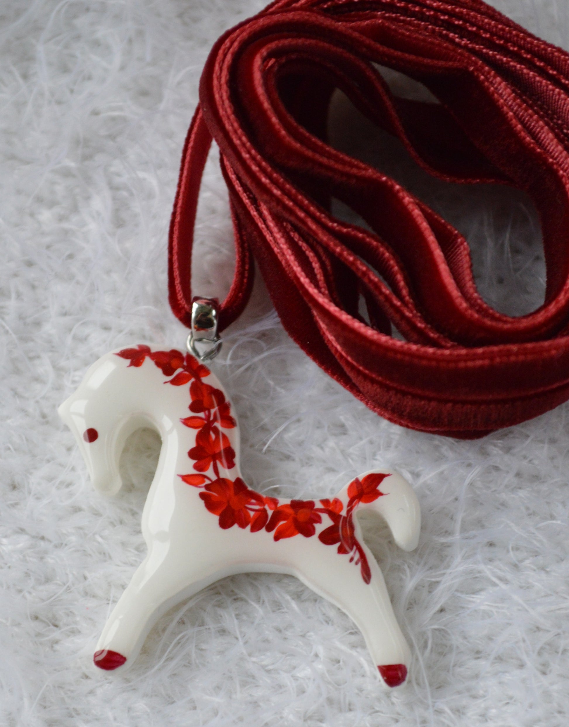 Підвіска "Коник з петриківським розписом". Прикраса ручної роботи - виріб з запікаємої поліменої глини. Петриківський розпис покритий епоксидною смолою. Купити підвіс коник. Grasshoppers. Horses.