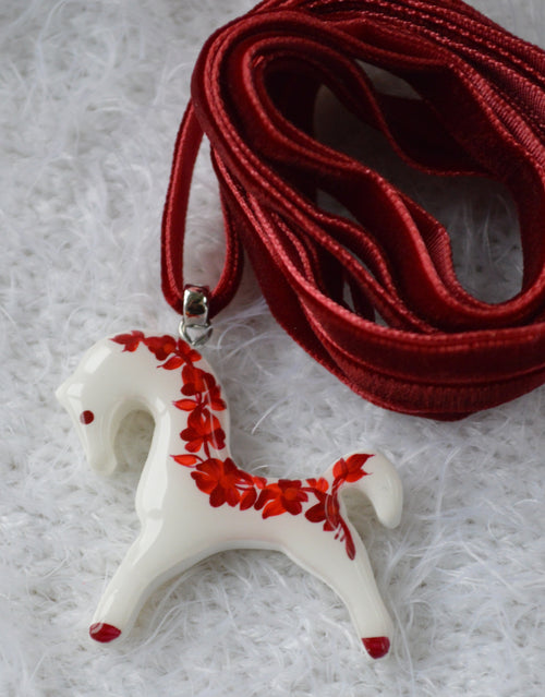 Підвіска "Коник з петриківським розписом". Прикраса ручної роботи - виріб з запікаємої поліменої глини. Петриківський розпис покритий епоксидною смолою. Купити підвіс коник. Grasshoppers. Horses.