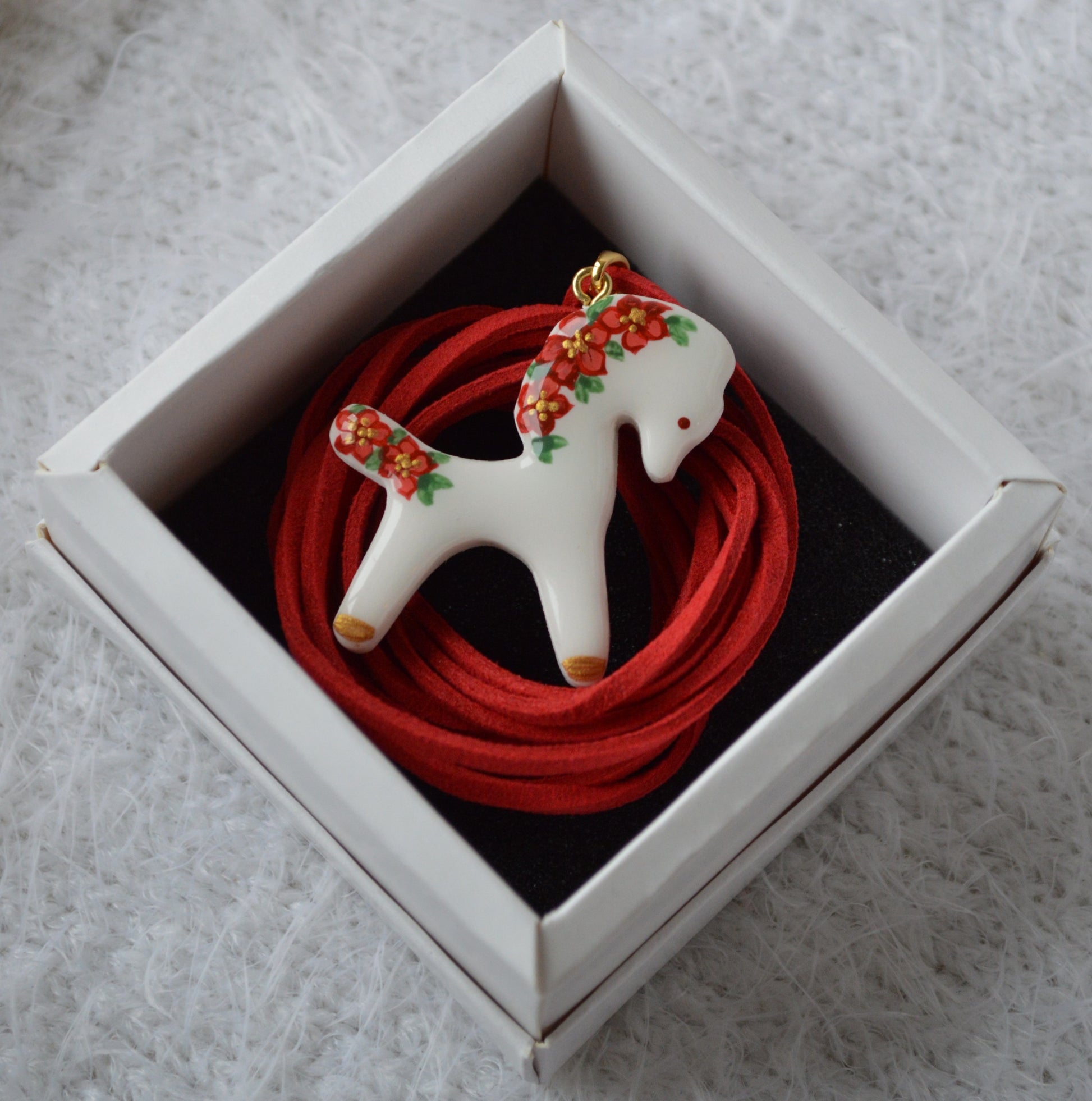 Підвіска "Коник з петриківським розписом". Прикраса ручної роботи - виріб з запікаємої поліменої глини. Петриківський розпис покритий епоксидною смолою. Купити підвіс коник. Grasshoppers. Horses. Подарунок дружині