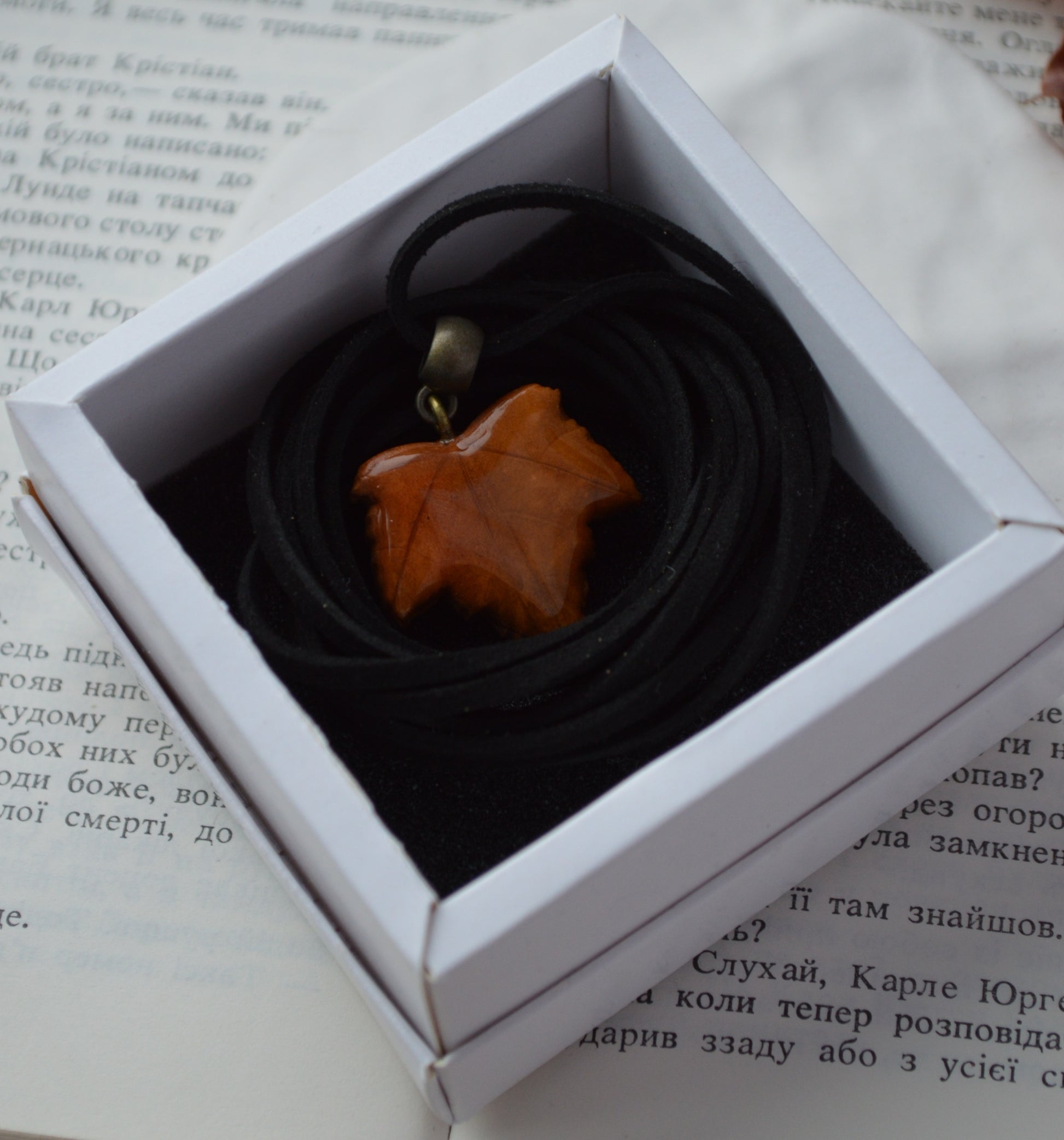 Підвіска "Листок винограду". Прикраса у формі виноградного листка. Підвіска виноградний листок подвеска. Женские украшения бижутерия. Украшения бижутерия на шею. Подвеска на шею.