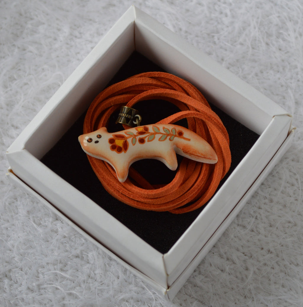 Підвіска "Лисичка з розписом". Підвіска на шнурку. Прикраса, виріб лисичка. Розпис покритий епоксидною смолою. Шнурок - екозамша. Подвеска. Украшение на шею.