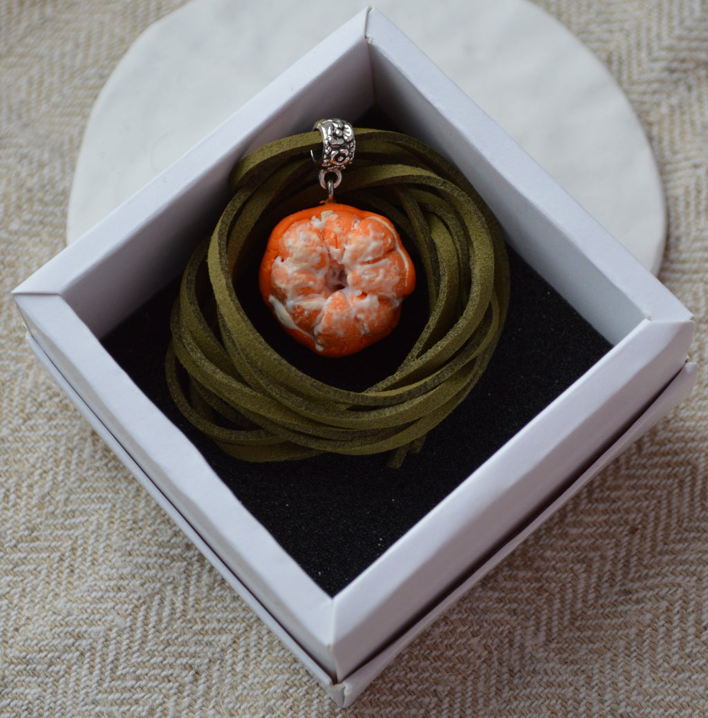 Підвіска "Мандаринка". Прикраса у формі мандаринки. Прикраса мандаринка украшение. Виріб мандаринка изделие. Підвіс мандарин подвес. Підвіска на шию кулон. Купити кулон для дівчини.