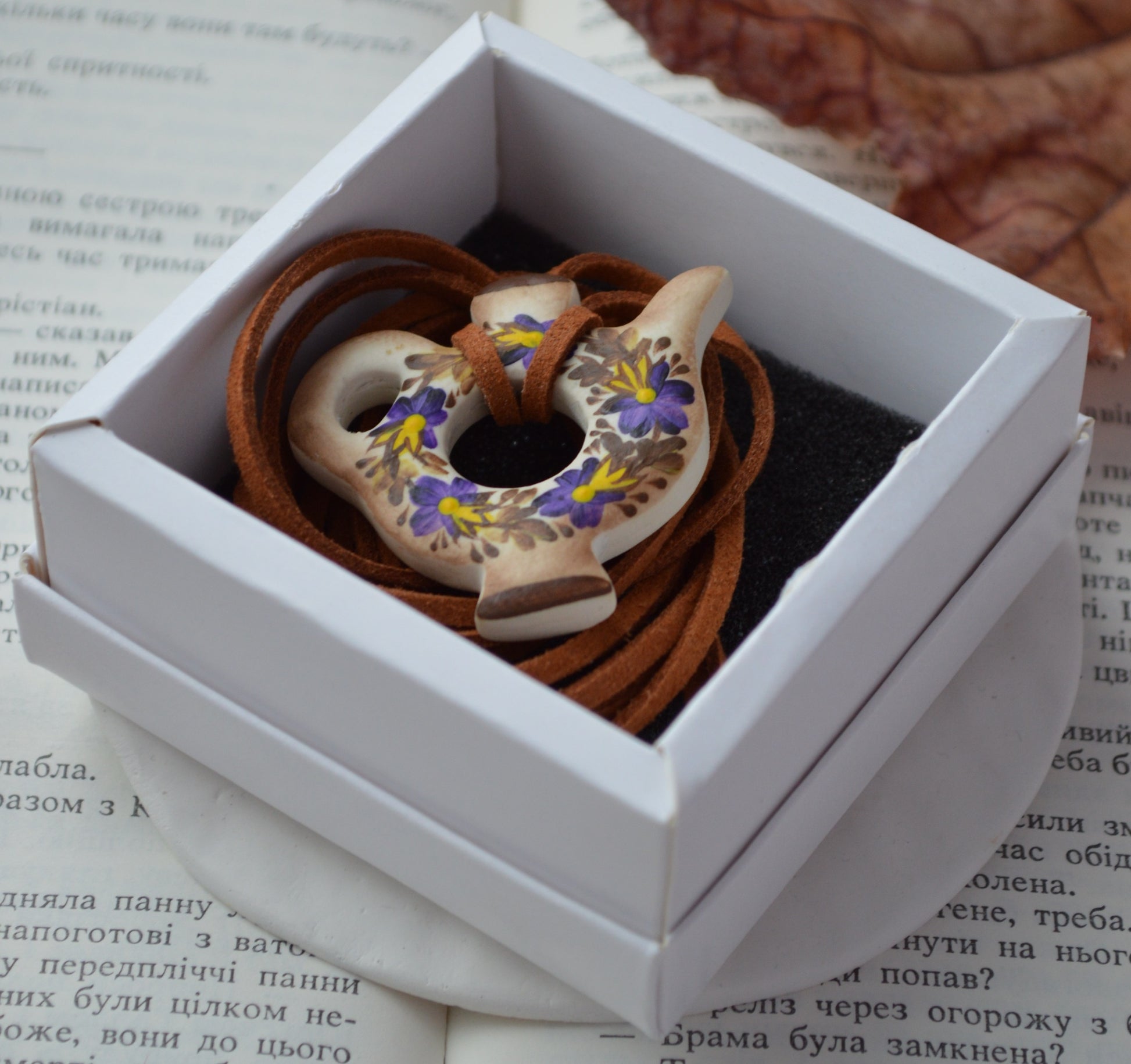 Підвіс на шнурку "Куманець з розписом". Виріб, підвіс, куманець. Буде гарним подарунком. Куманець покритий матовим лаком. Подарок для девушки купить.