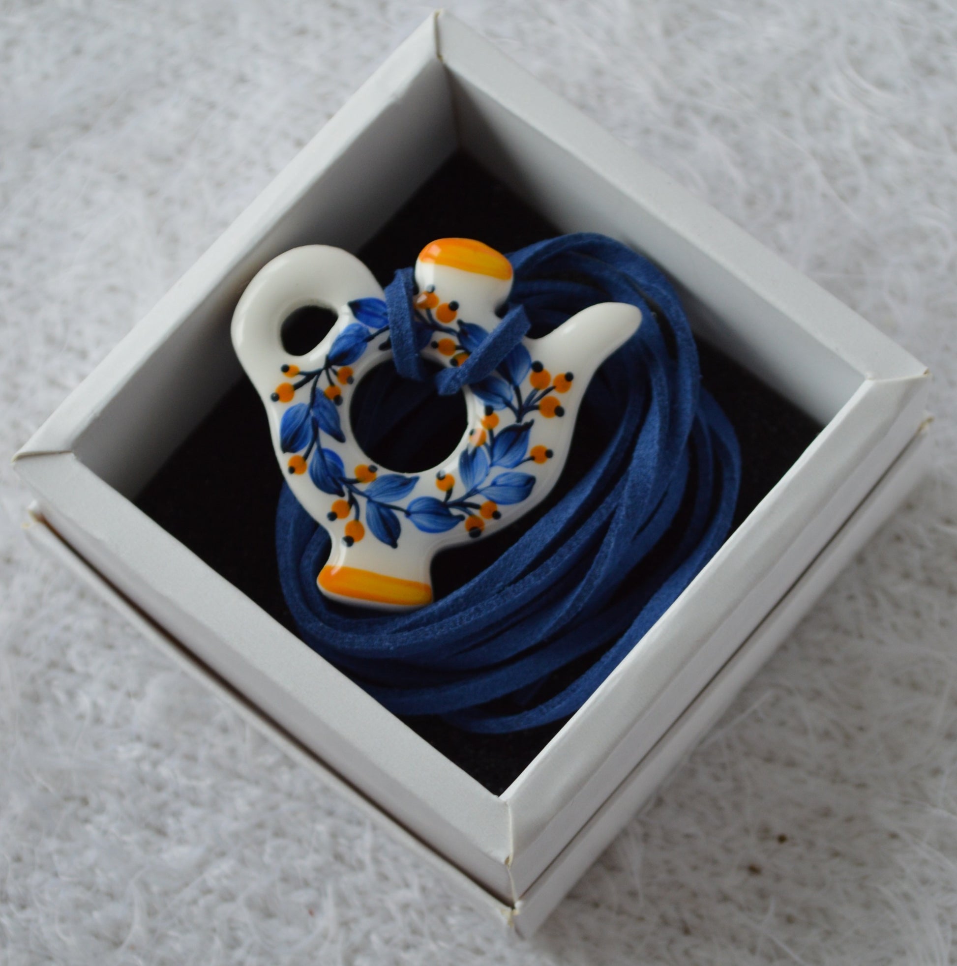 Підвіс на шнурку "Куманець з розписом". Прикраса ручної роботи із запікаємої поліменної глини. Виріб, підвіс, куманець. Буде гарним подарунком. Куманець покритий матовим лаком.