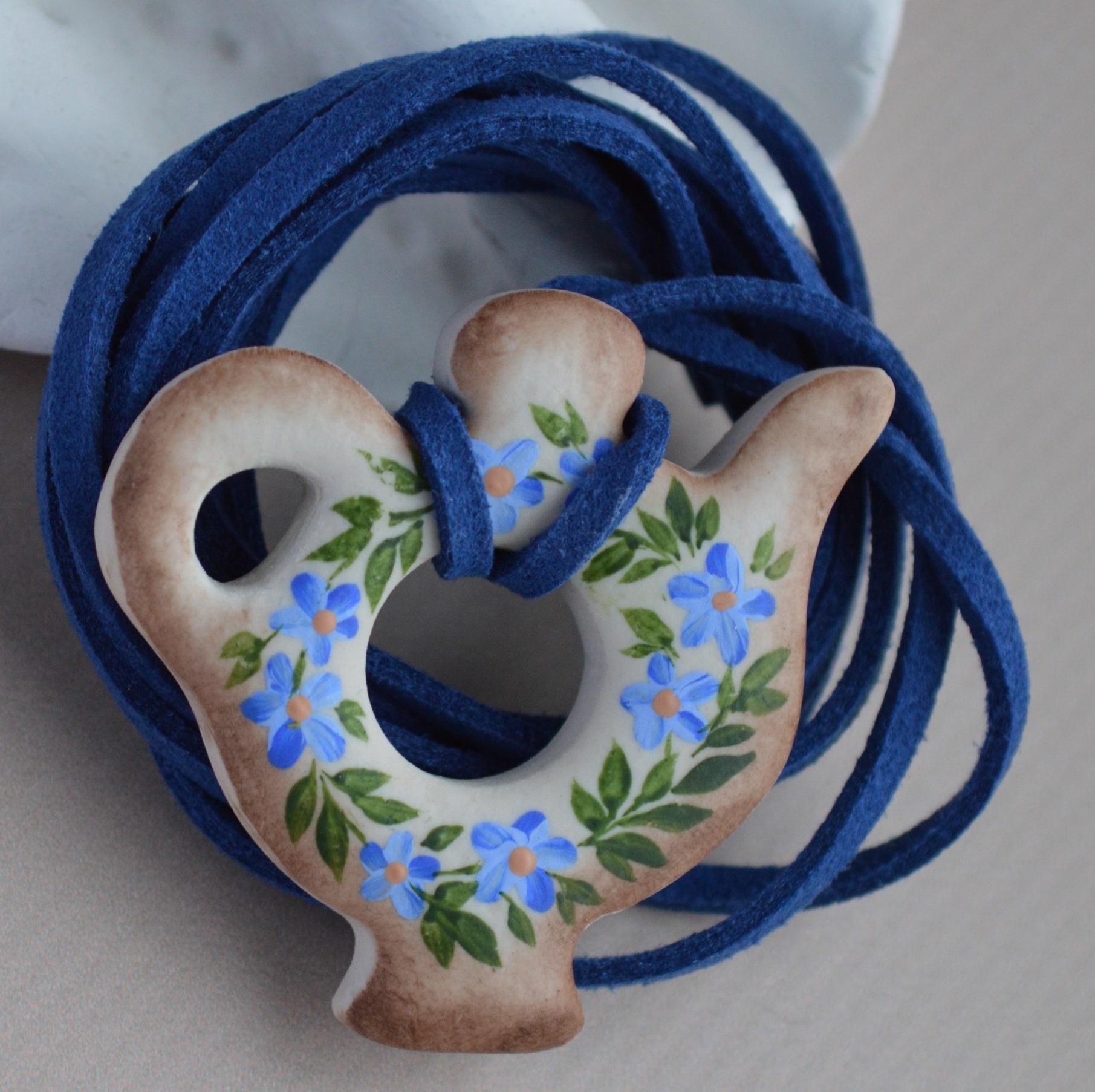 Підвіс на шнурку "Куманець з розписом". Прикраса ручної роботи із запікаємої поліменної глини. Виріб, підвіс, куманець. Буде гарним подарунком. Куманець покритий матовим лаком.