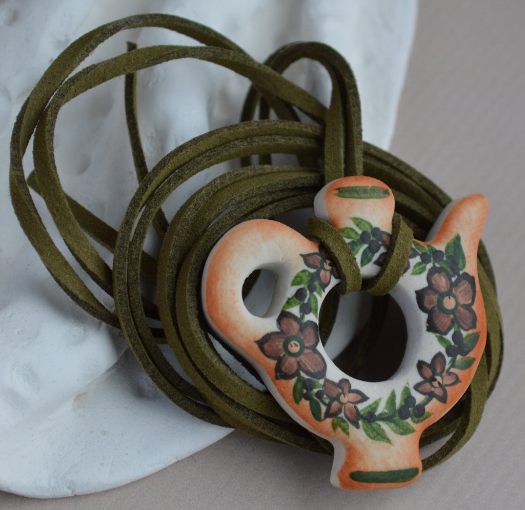 Підвіс на шнурку "Куманець з розписом". Прикраса ручної роботи із запікаємої поліменної глини. Виріб, підвіс, куманець. Буде гарним подарунком. Куманець покритий матовим лаком.