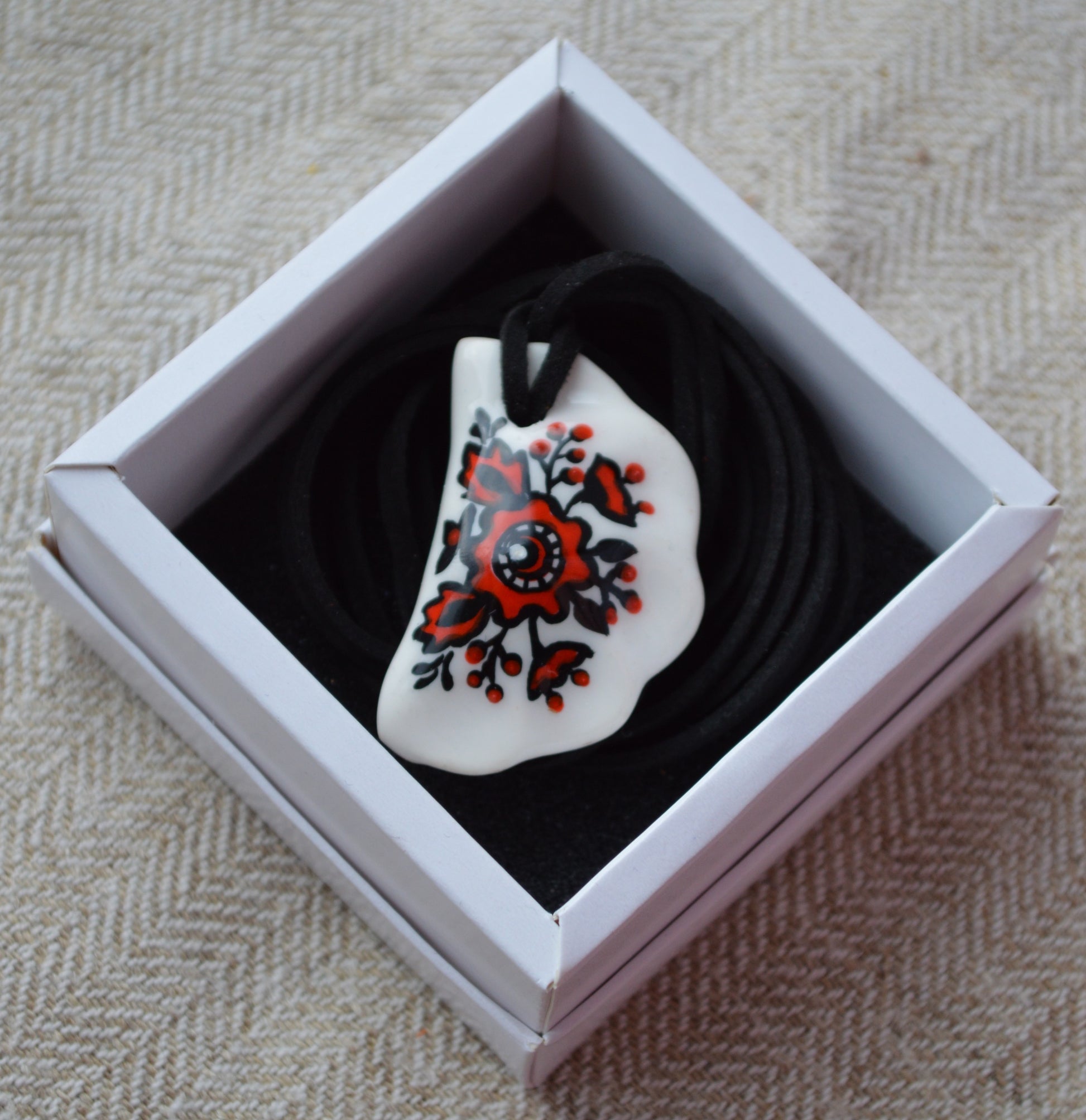 Підвіска "Вареник з квітковим розписом". Купити вареник підвіс. Підвіска "Вареник з квітковим розписом". Прикраса вареник украшение. Подарок. Довга підвіска на шию. Подвеска вареник. Етно стиль