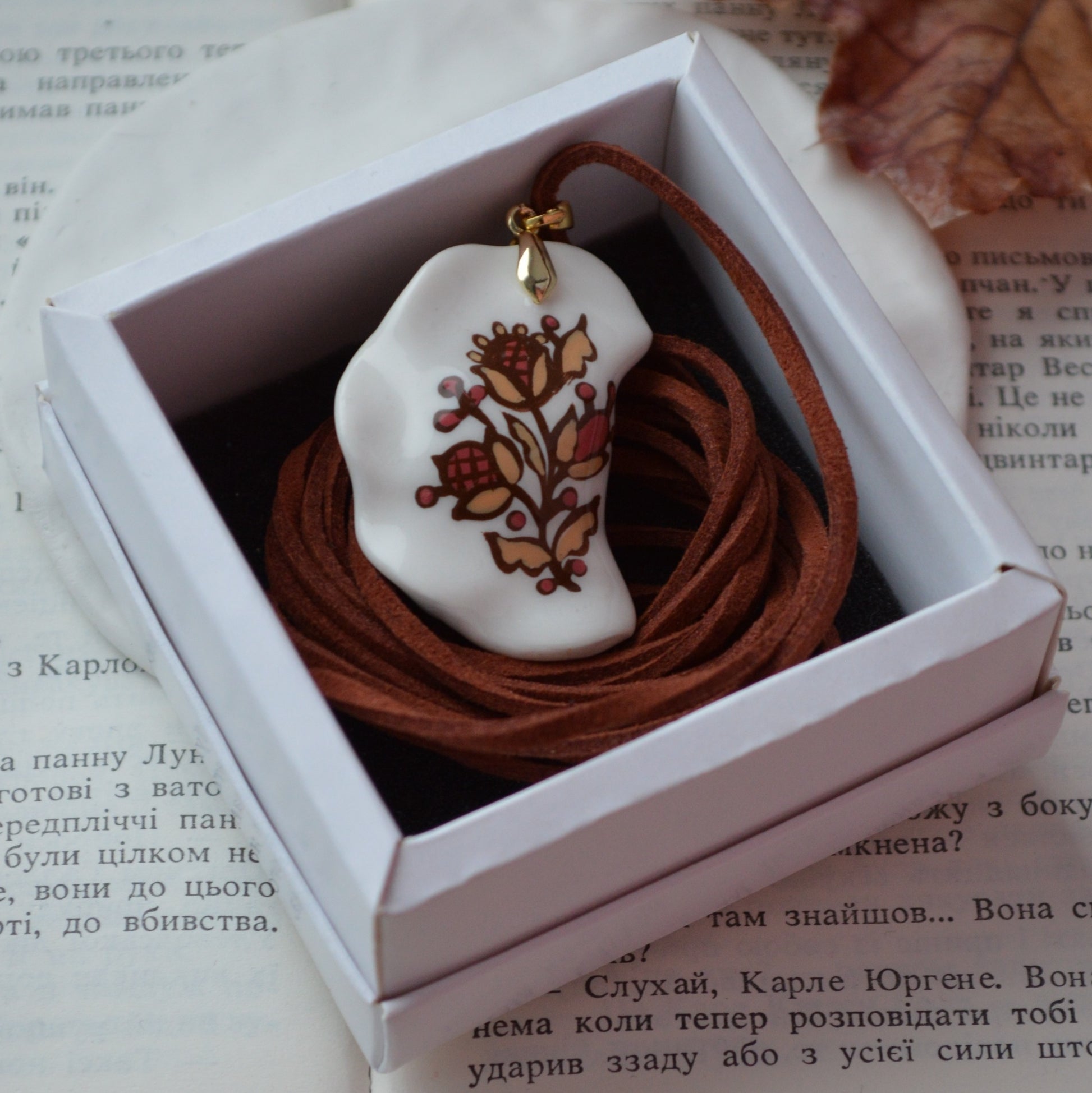 Підвіска "Вареник з квітковим розписом". Купити вареник підвіс.  Прикраса вареник украшение. Подарок. Довга підвіска на шию. Подвеска вареник. Етно стиль этно. Подарунок